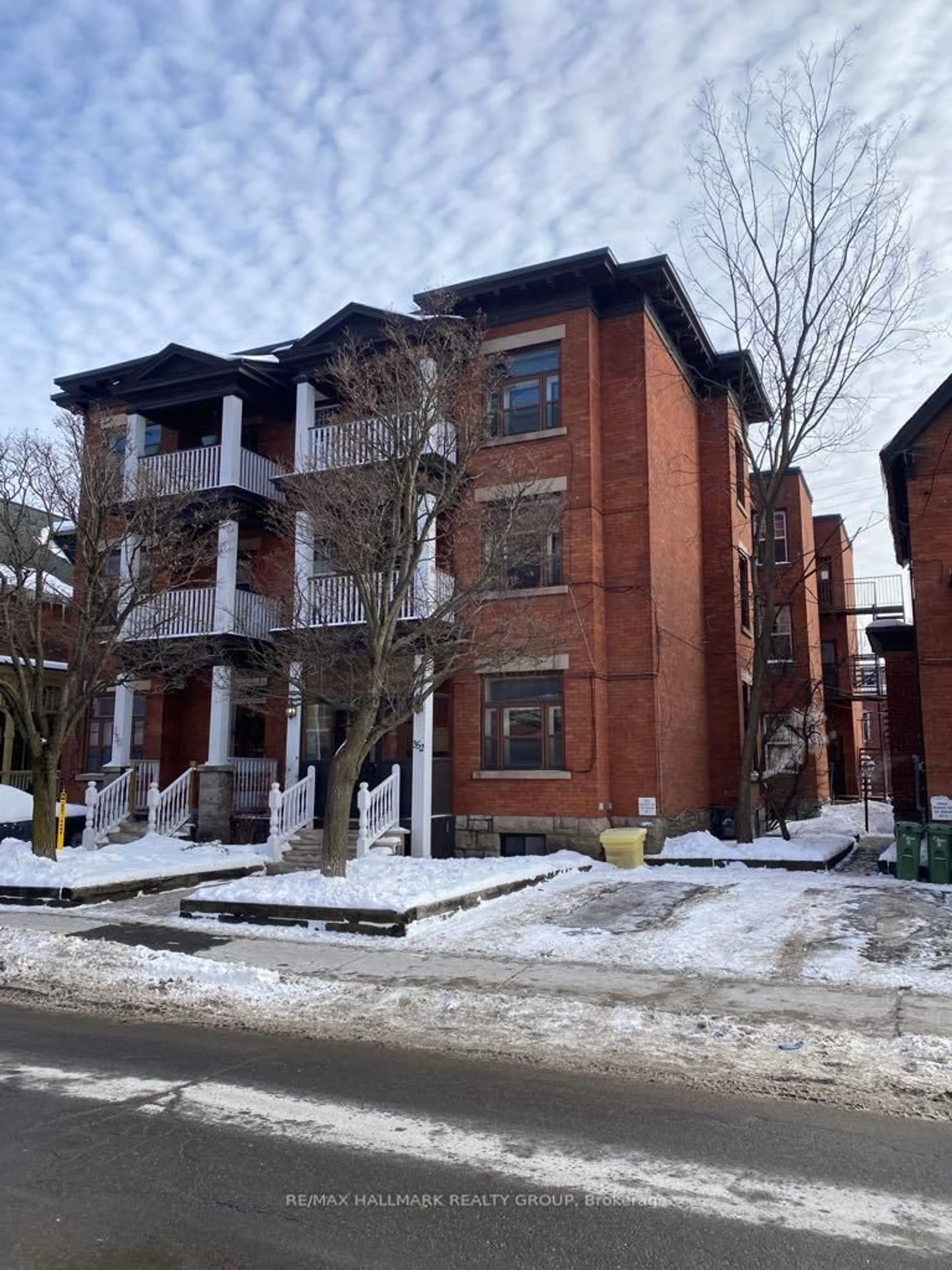 Home with brick exterior material, building for 350-352 Gilmour St, Ottawa Centre Ontario K2P 0R3