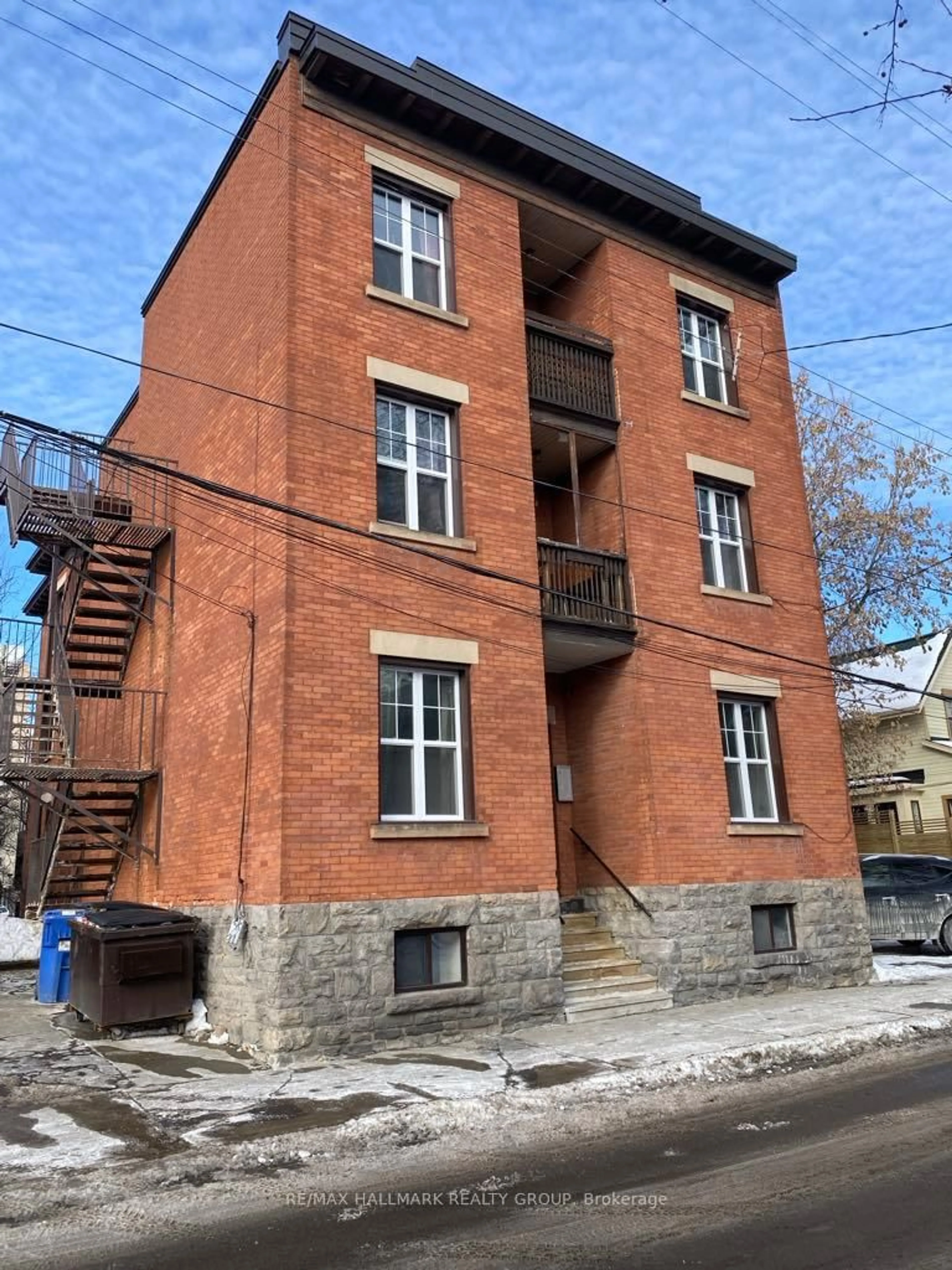 Home with brick exterior material, building for 350-352 Gilmour St, Ottawa Centre Ontario K2P 0R3