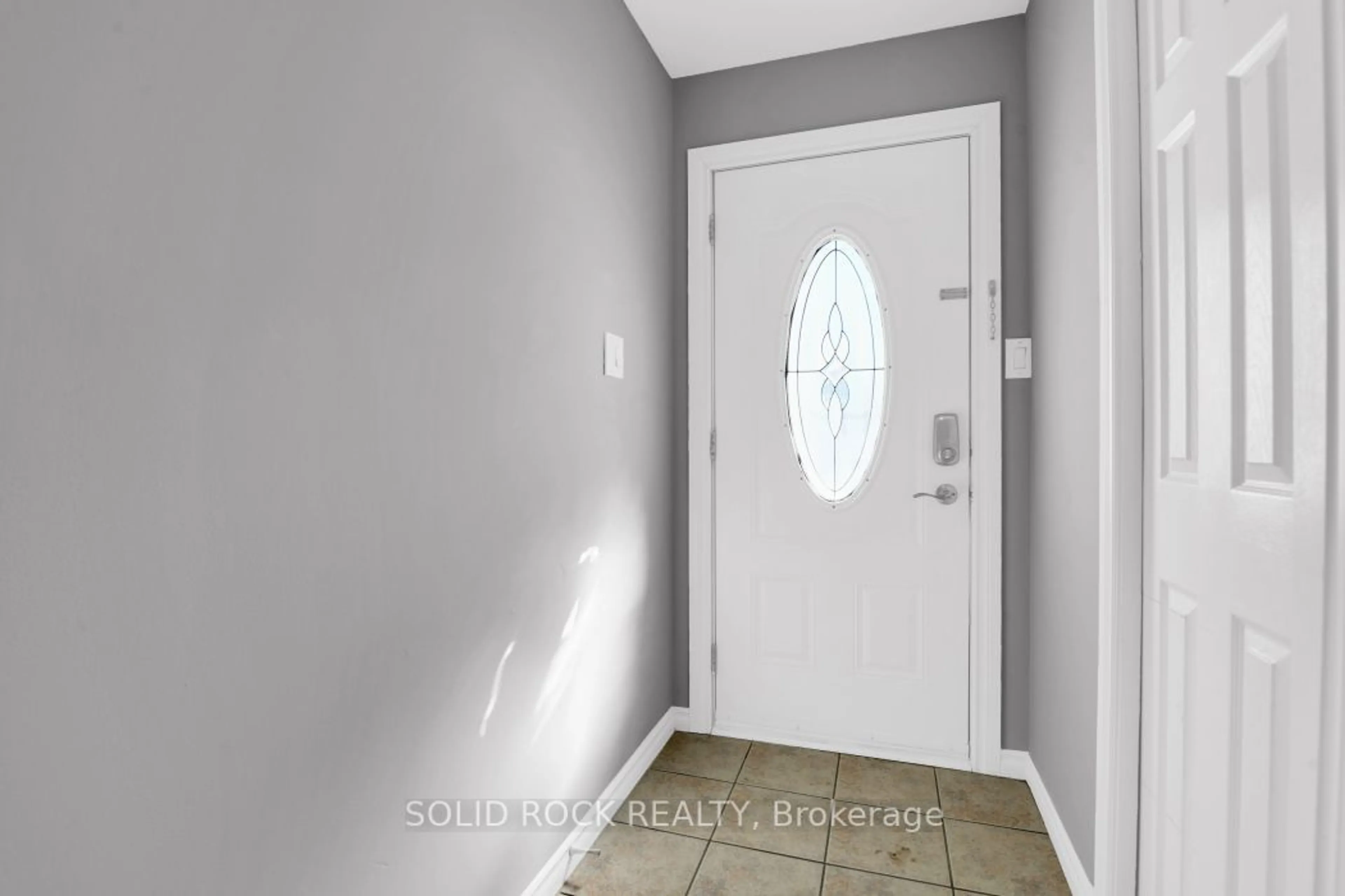 Indoor entryway for 8 Shearer Cres, Kanata Ontario K2L 3M8