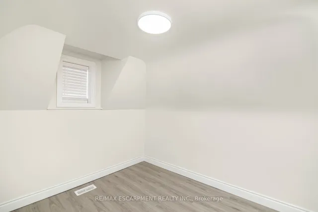Additional property image - 922 Burlington St