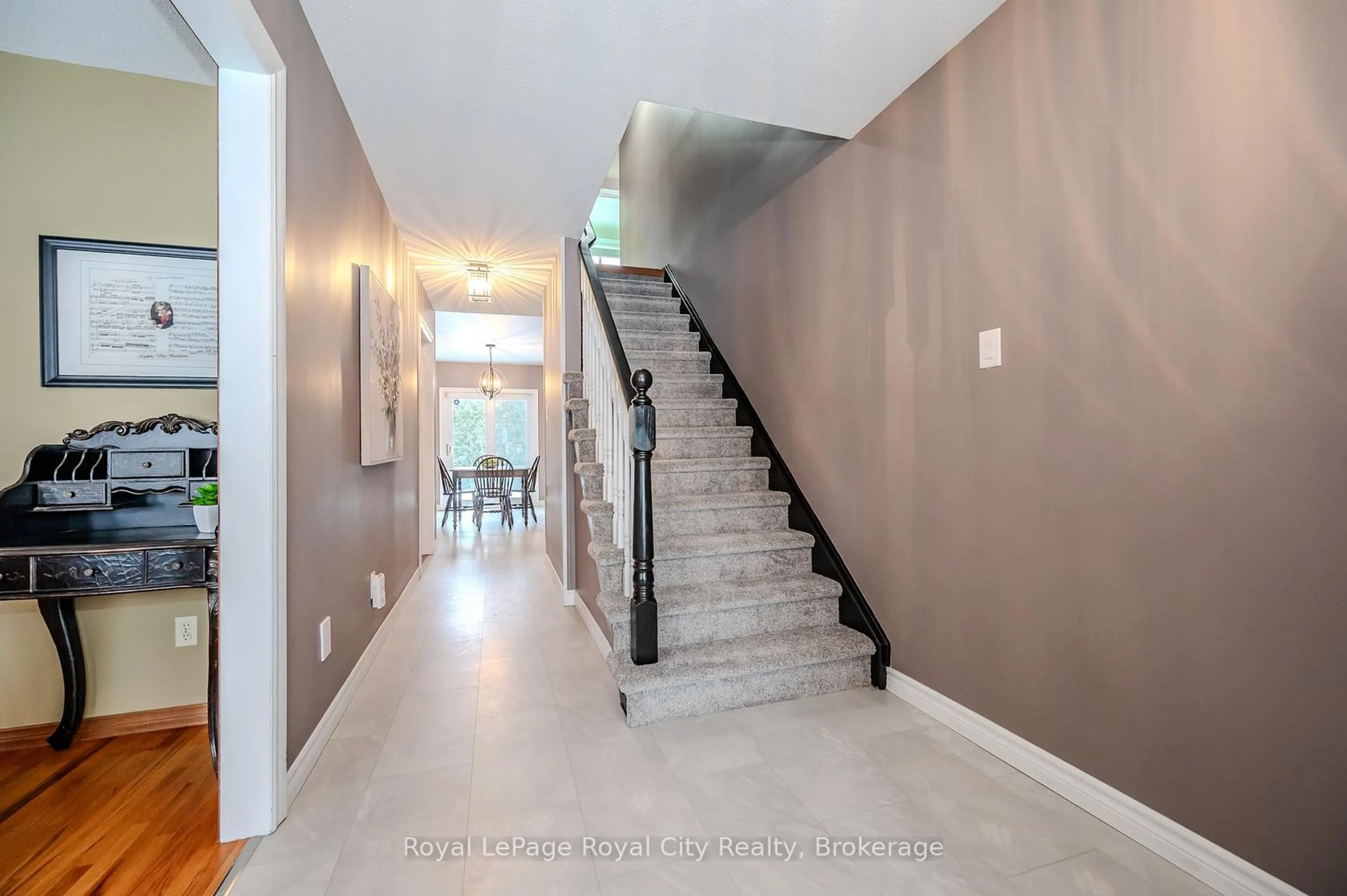 Indoor foyer for 12 Aspenwood Pl, Guelph Ontario N1K 1P3