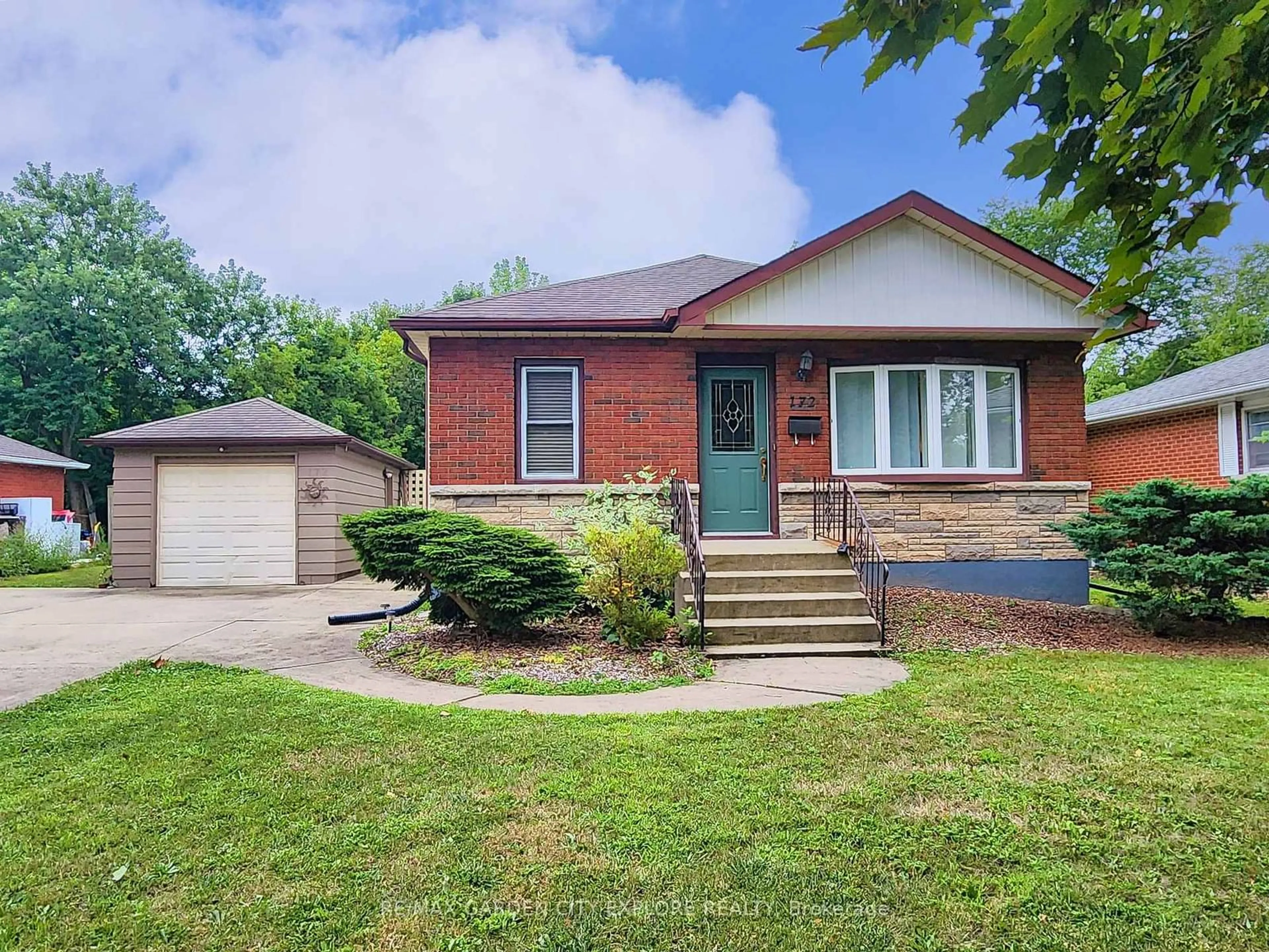 Home with brick exterior material, street for 172 Glendale Ave, St. Catharines Ontario L2T 2K3