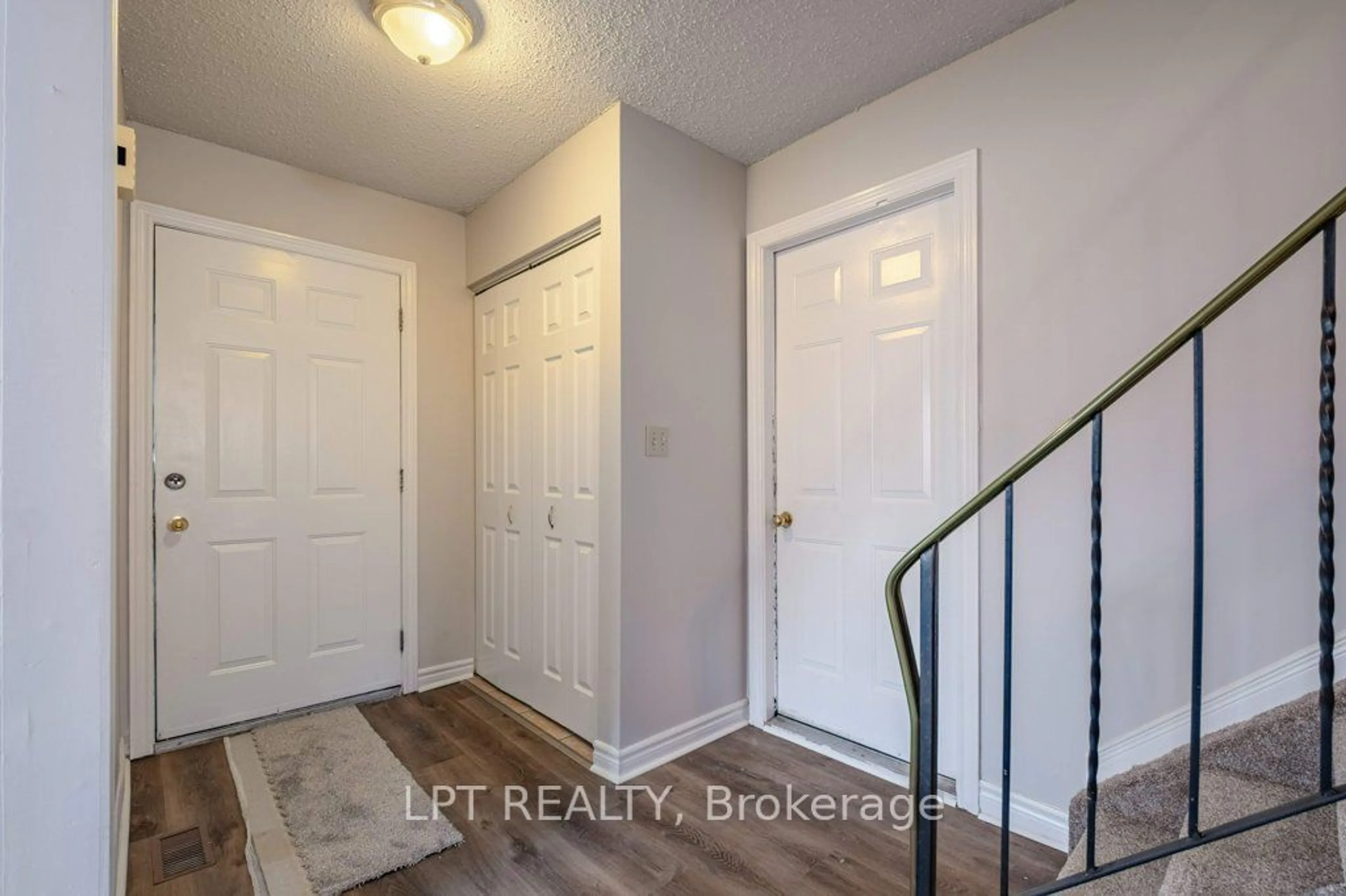 Indoor entryway for 725 Cedarwood Dr, Kingston Ontario K7P 1V4