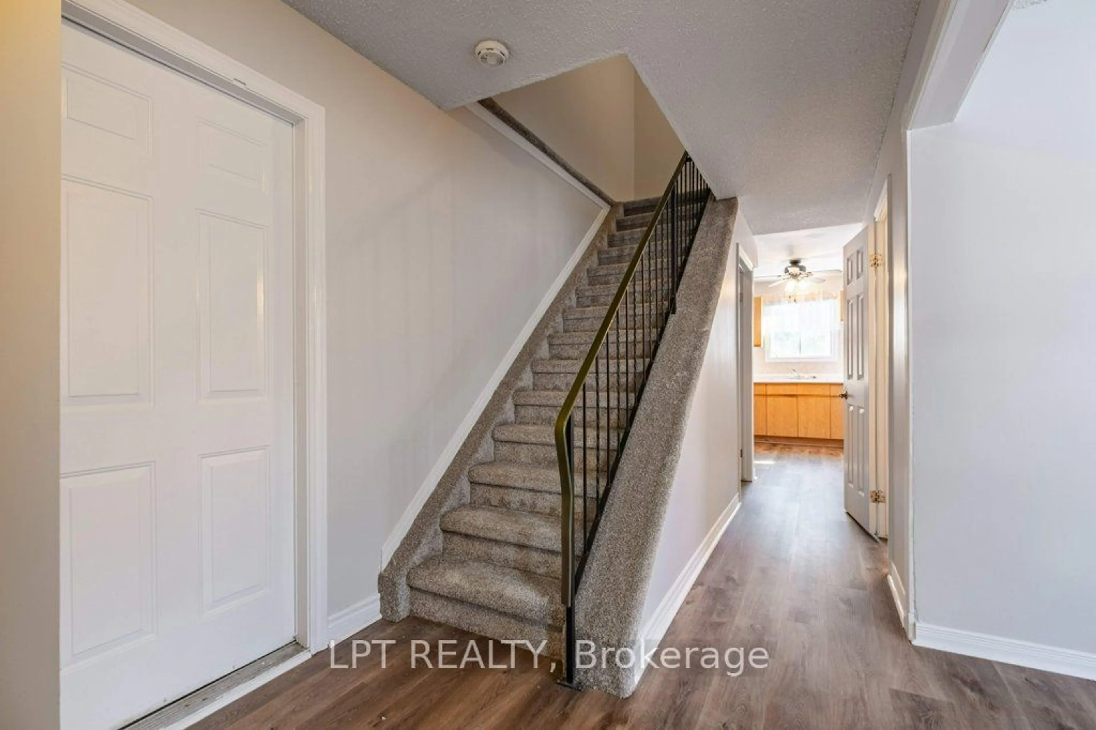 Indoor entryway for 725 Cedarwood Dr, Kingston Ontario K7P 1V4