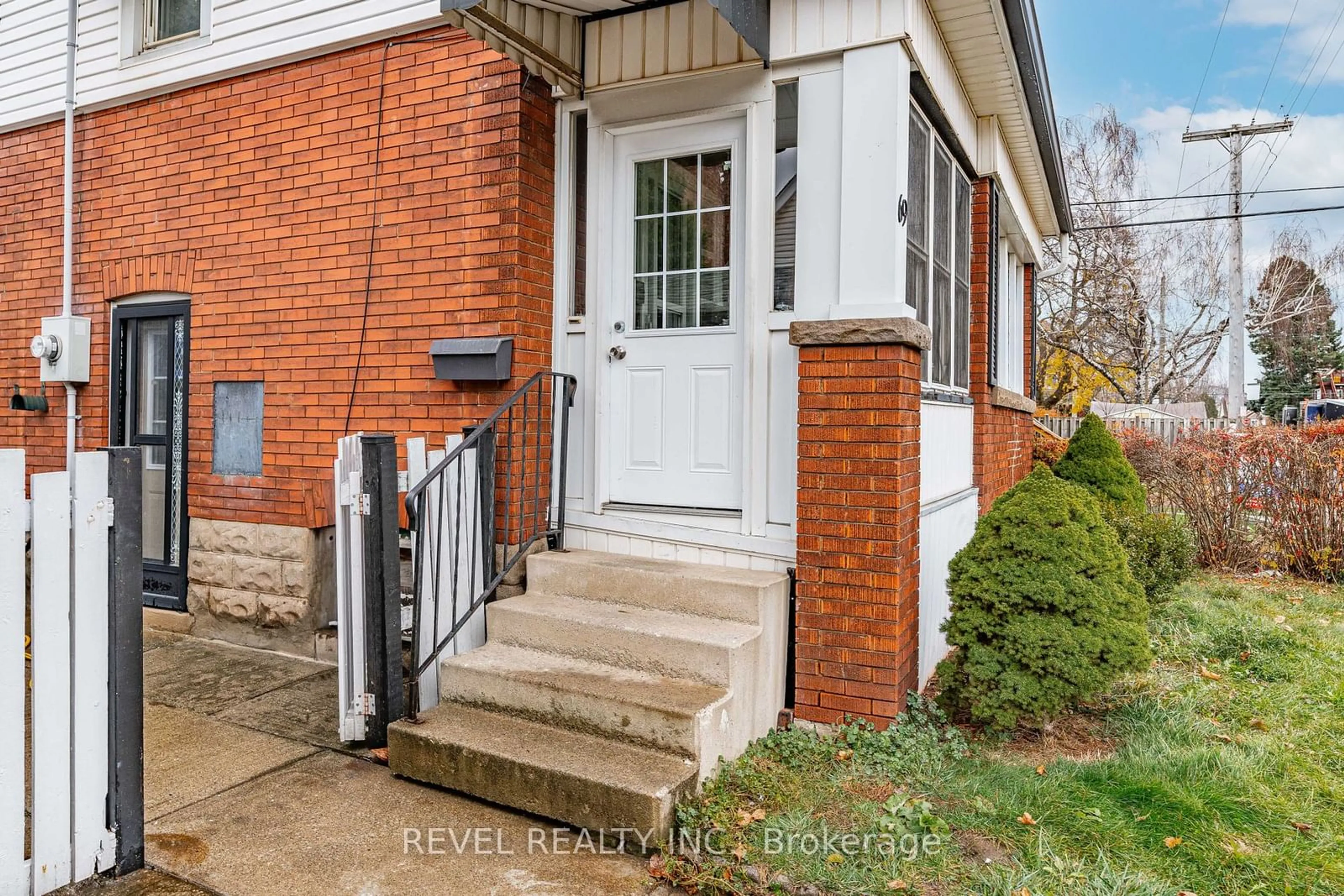 Home with brick exterior material, street for 69 Roxborough Ave, Hamilton Ontario L8L 1Y2