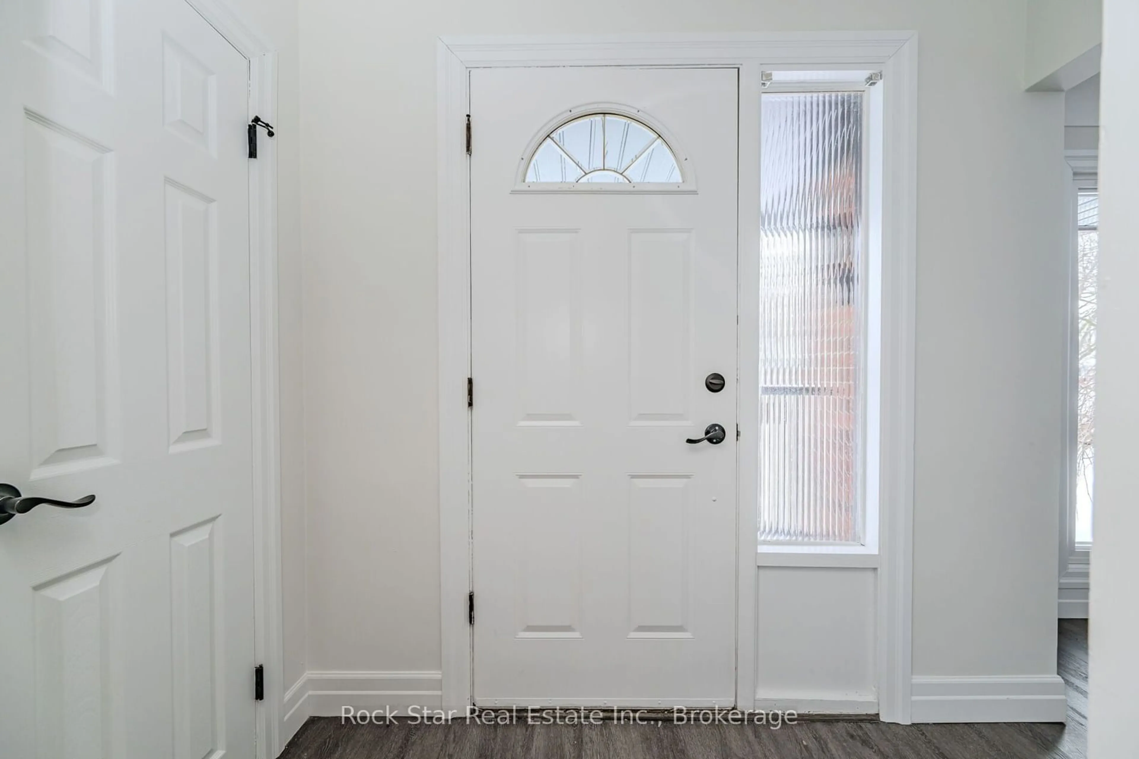 Indoor entryway for 99 Dana Dr, Hamilton Ontario L9A 3H9