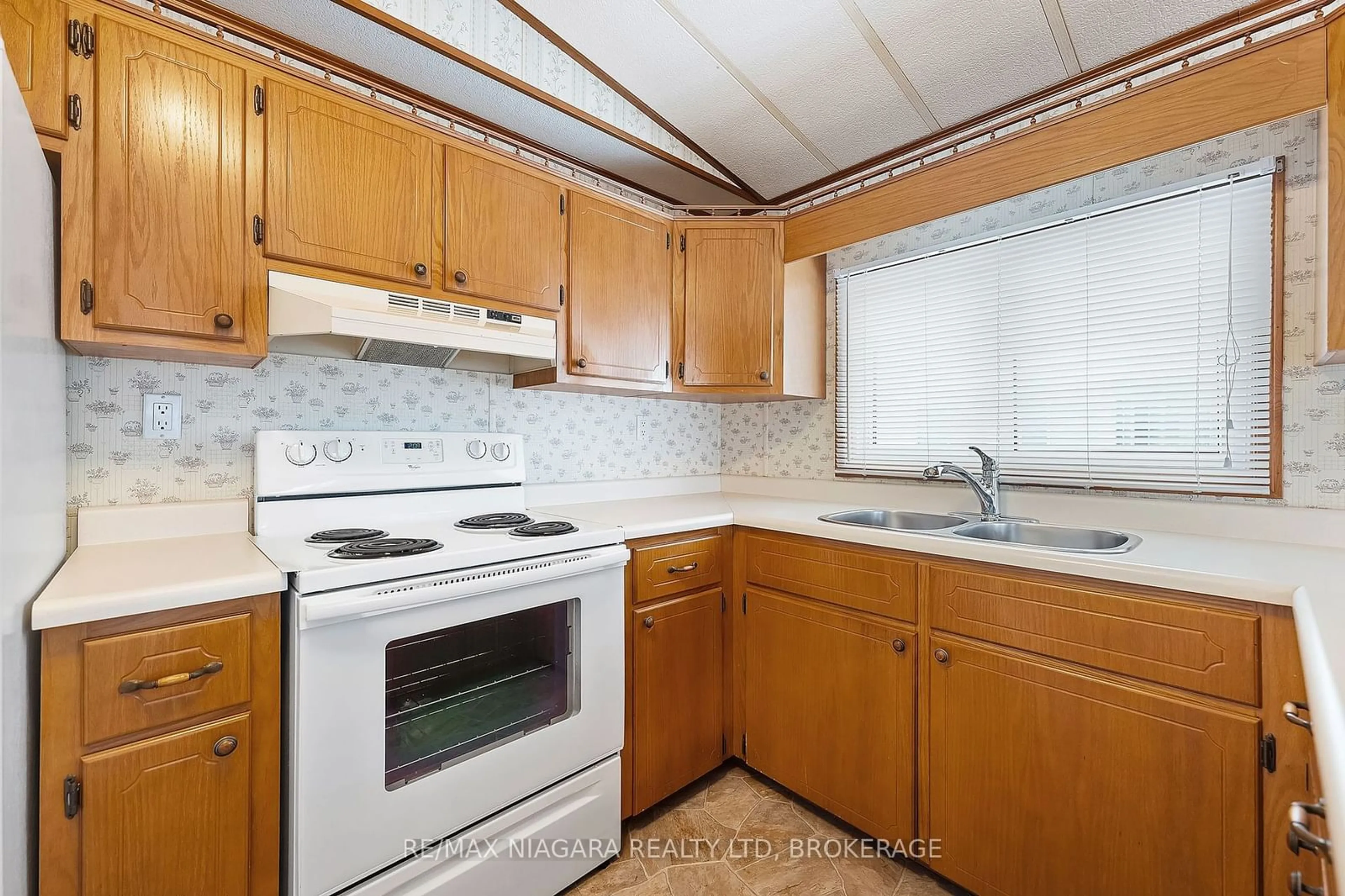 Standard kitchen, unknown for 3033 Townline Rd #46, Fort Erie Ontario L0S 1S1