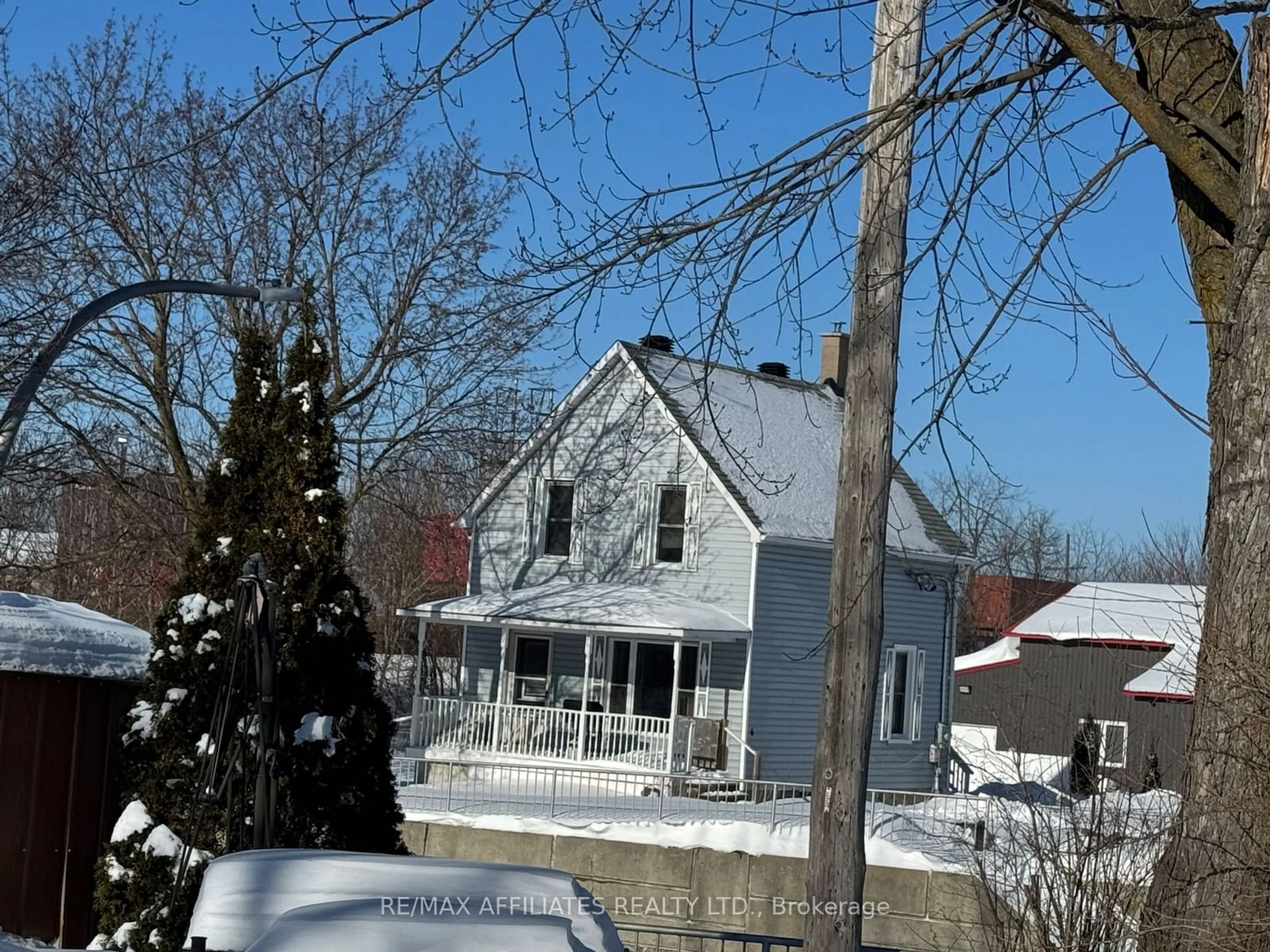 A pic from outside/outdoor area/front of a property/back of a property/a pic from drone, street for 6 Cornelia St, Smiths Falls Ontario K7A 1L2