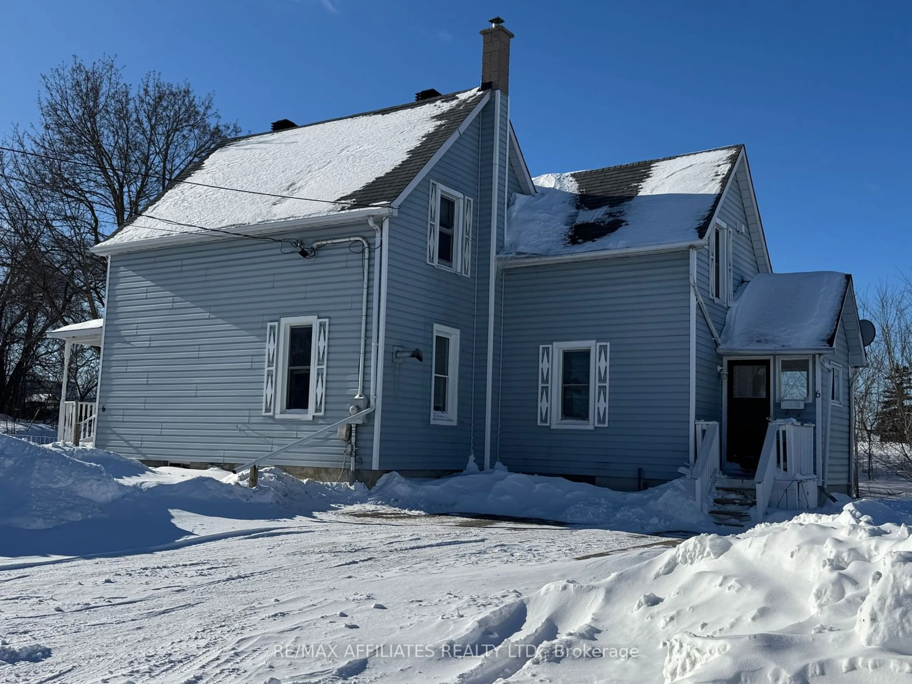 A pic from outside/outdoor area/front of a property/back of a property/a pic from drone, street for 6 Cornelia St, Smiths Falls Ontario K7A 1L2