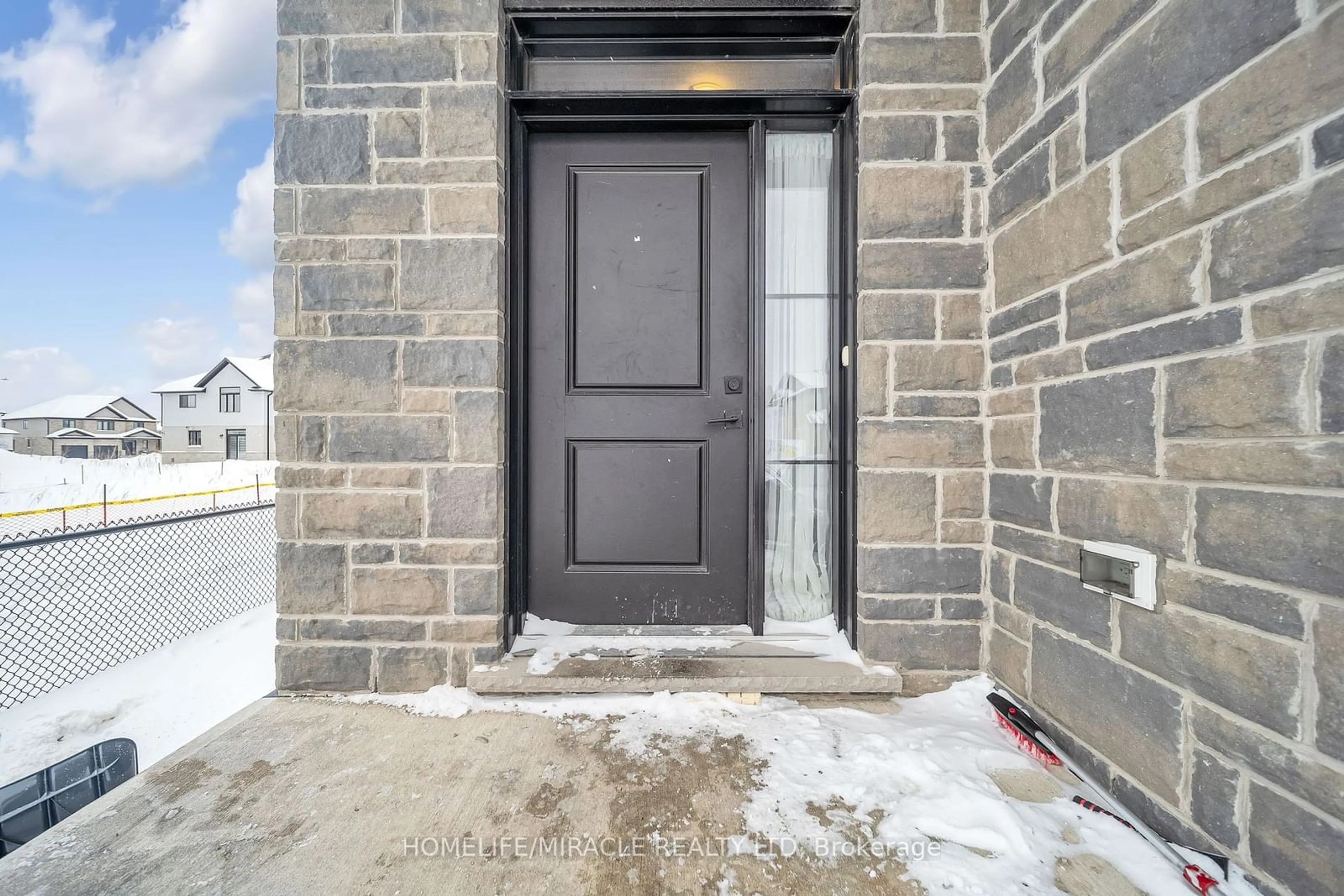 Indoor entryway for 154 Otterbein Rd, Kitchener Ontario N2B 0A8