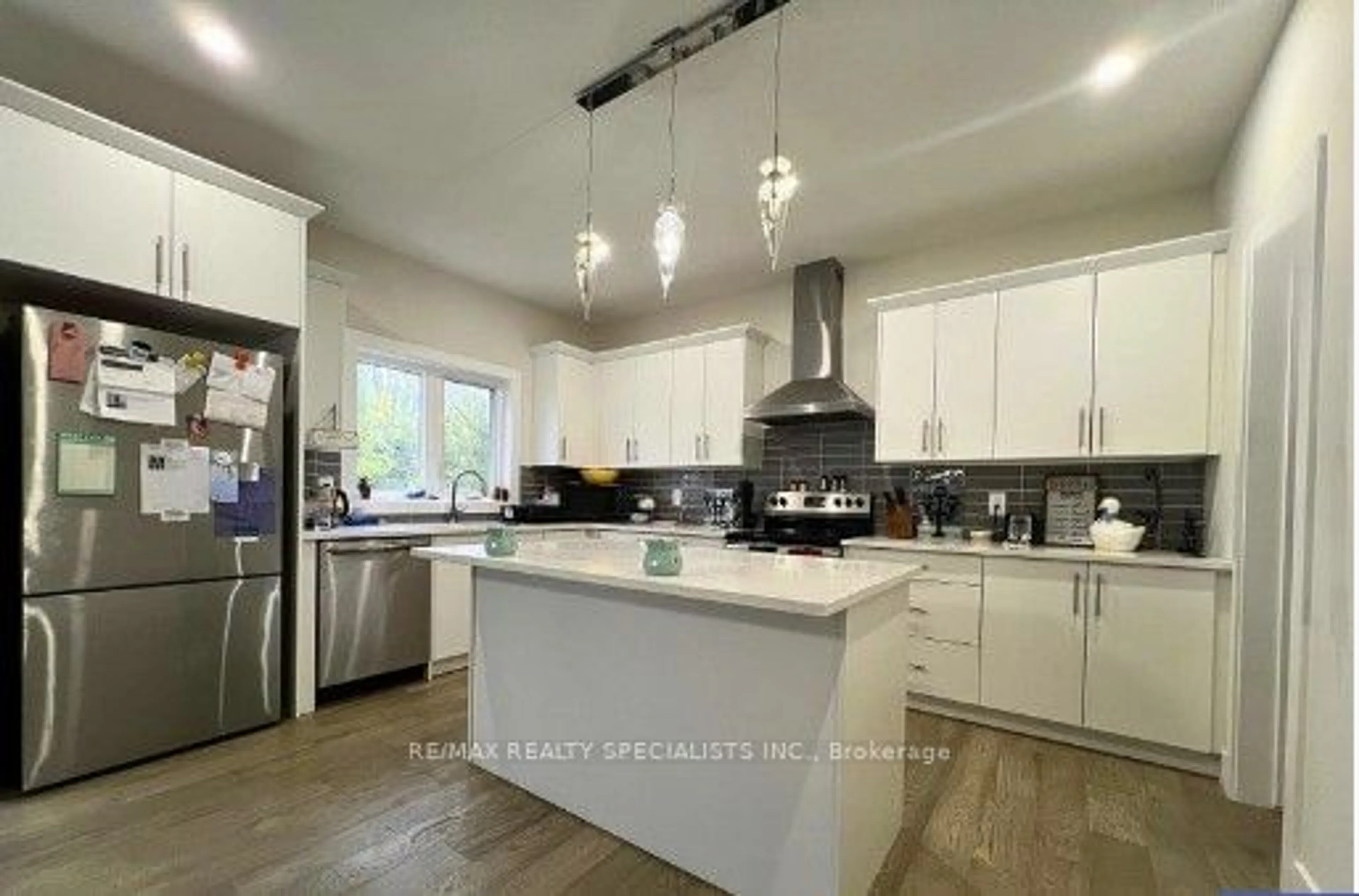 Open concept kitchen, unknown for 70 Royal Cres, St. Thomas Ontario N5P 3T2