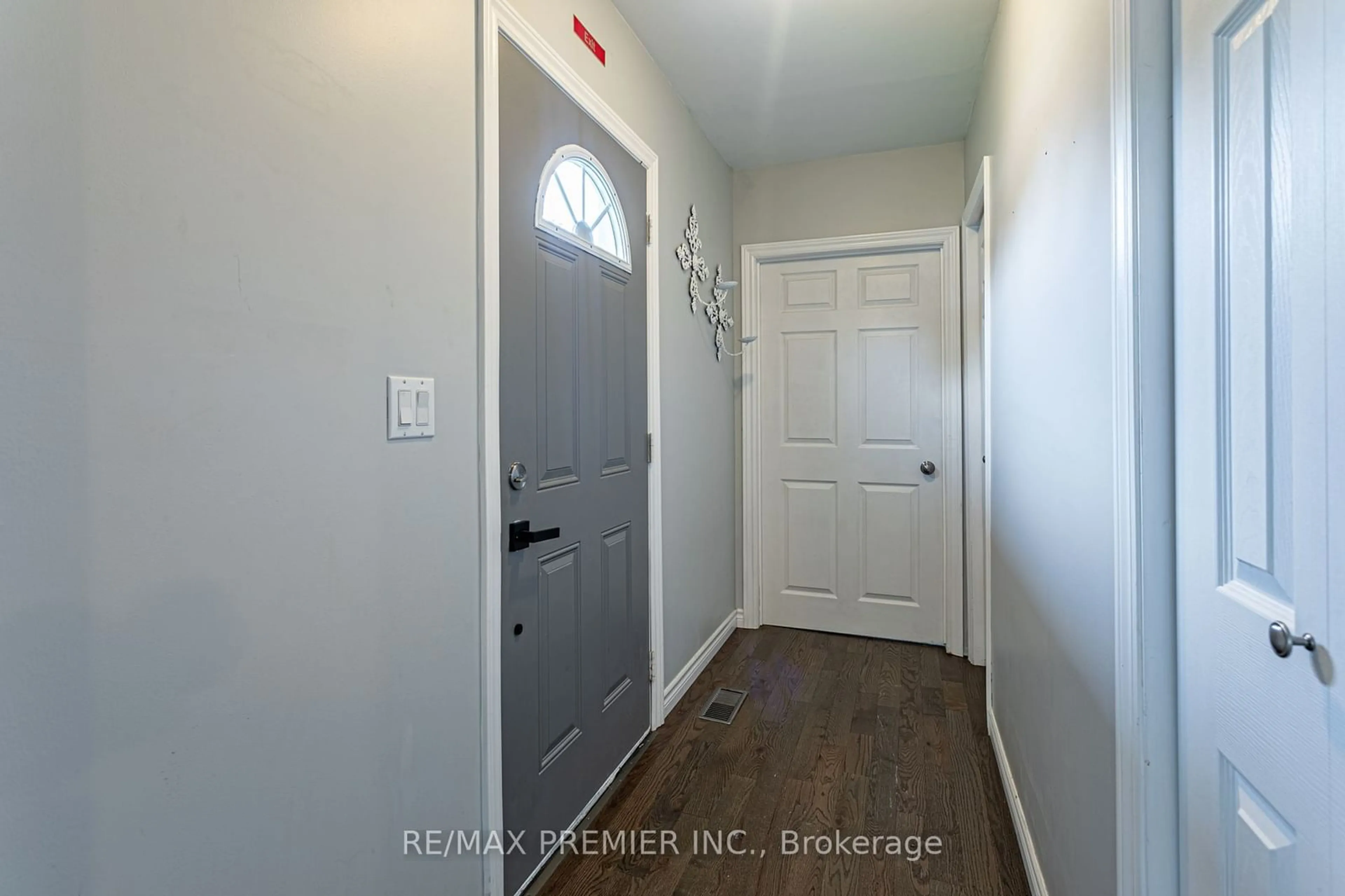 Indoor entryway for 45 Wellington St, Bayham Ontario N0J 1T0