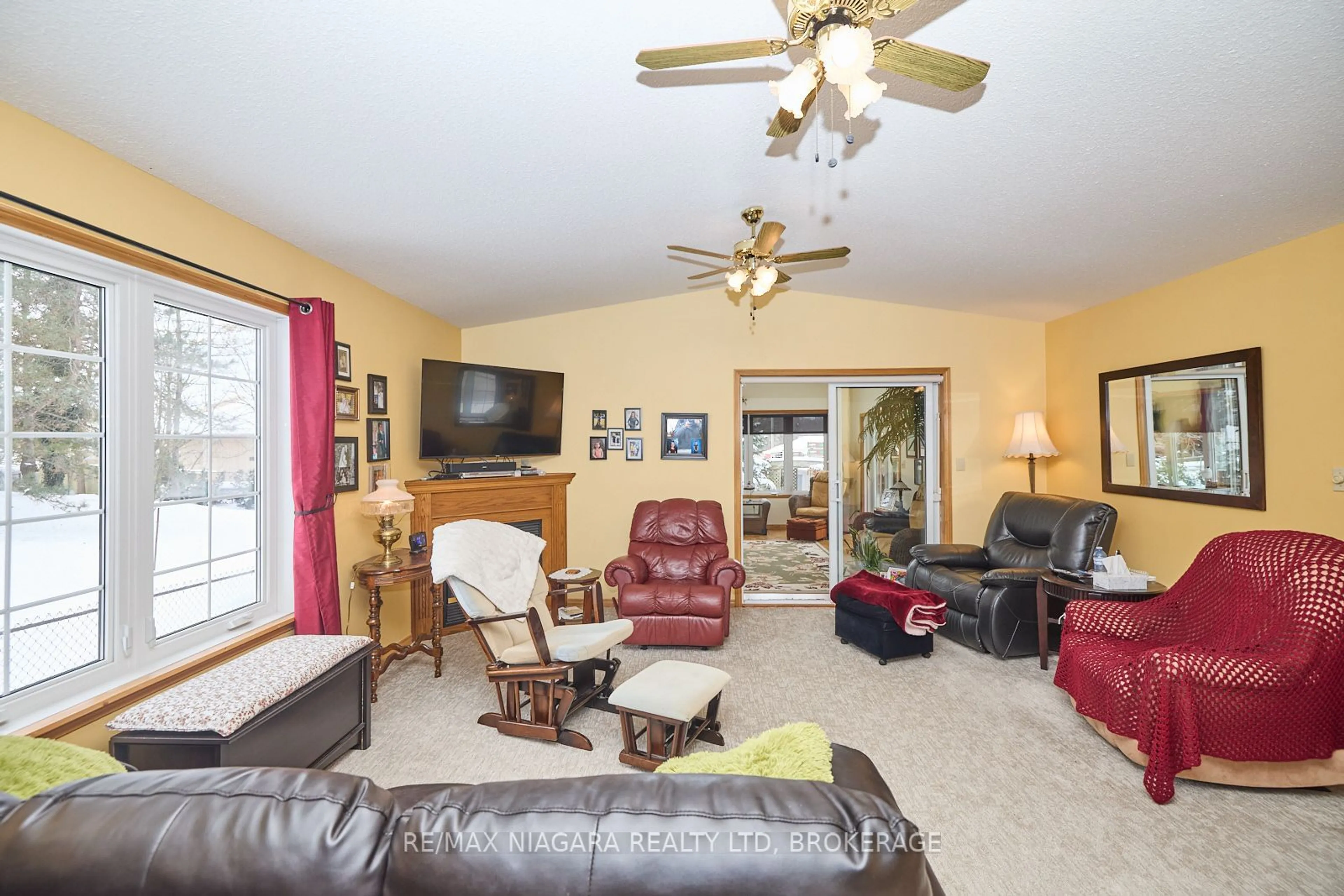 Living room with furniture, unknown for 327 Thornwood Ave, Fort Erie Ontario L0S 1N0