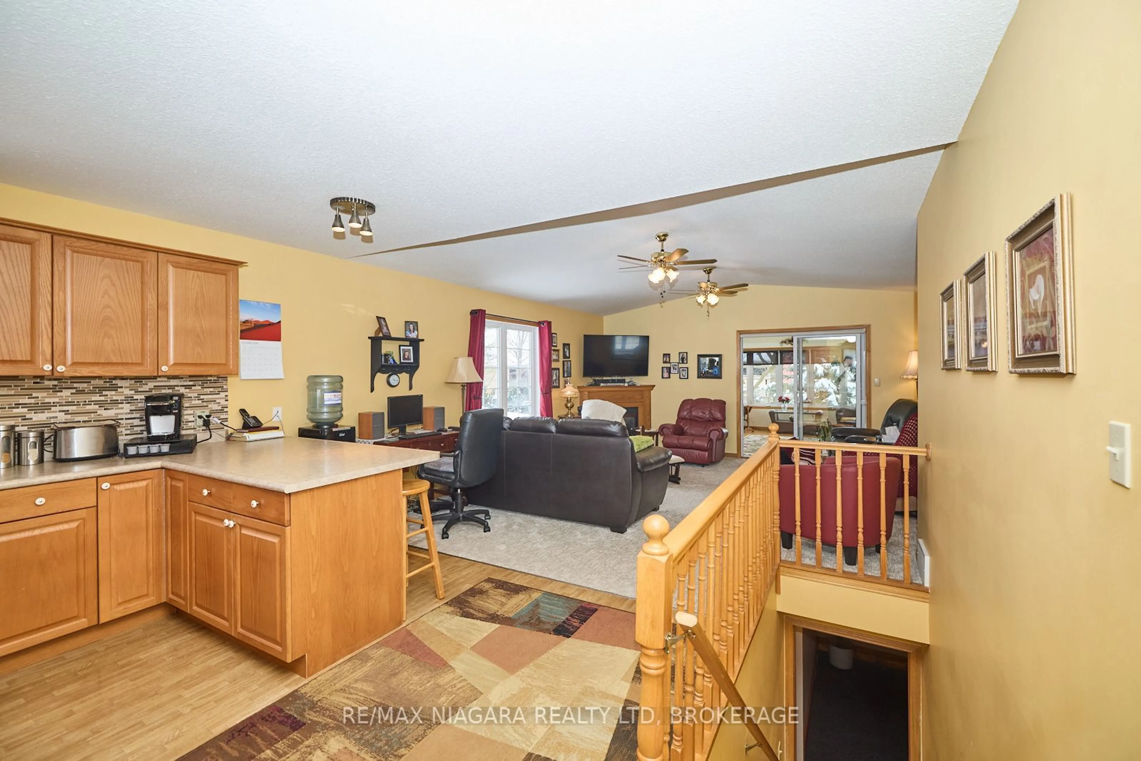 Open concept kitchen, ceramic/tile floor for 327 Thornwood Ave, Fort Erie Ontario L0S 1N0