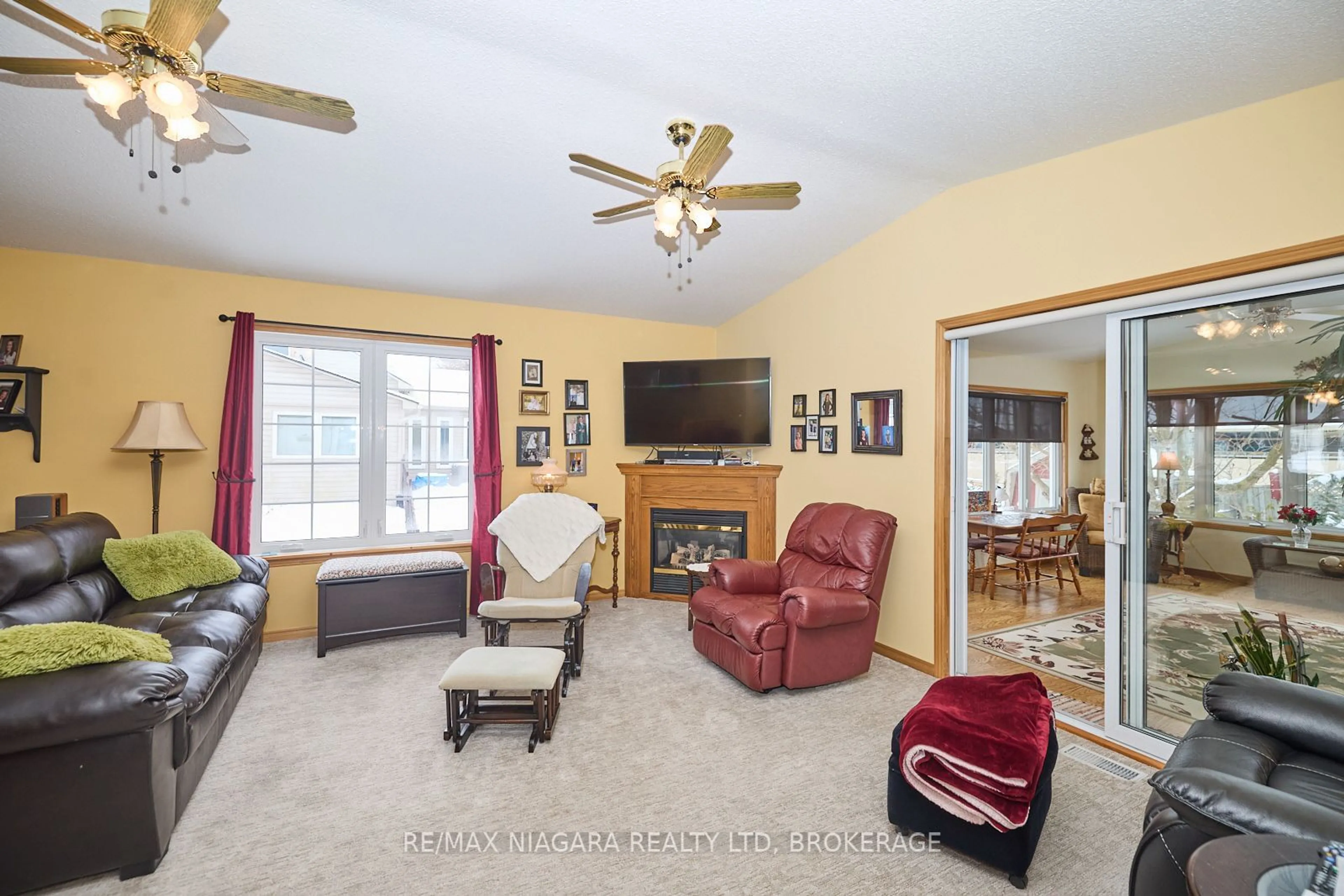 Living room with furniture, unknown for 327 Thornwood Ave, Fort Erie Ontario L0S 1N0