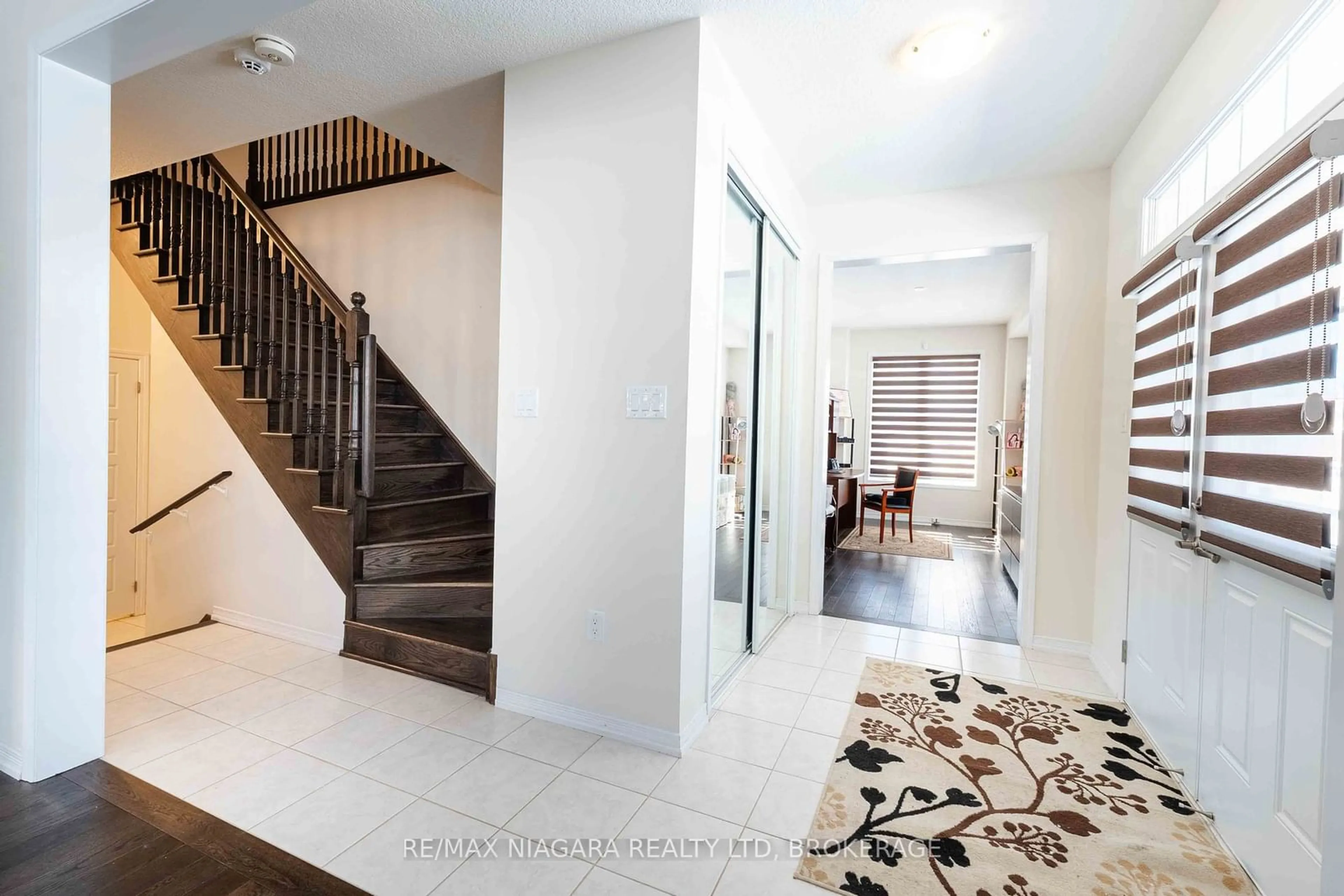 Indoor foyer for 8797 Pawpaw Lane, Niagara Falls Ontario L2H 3S4