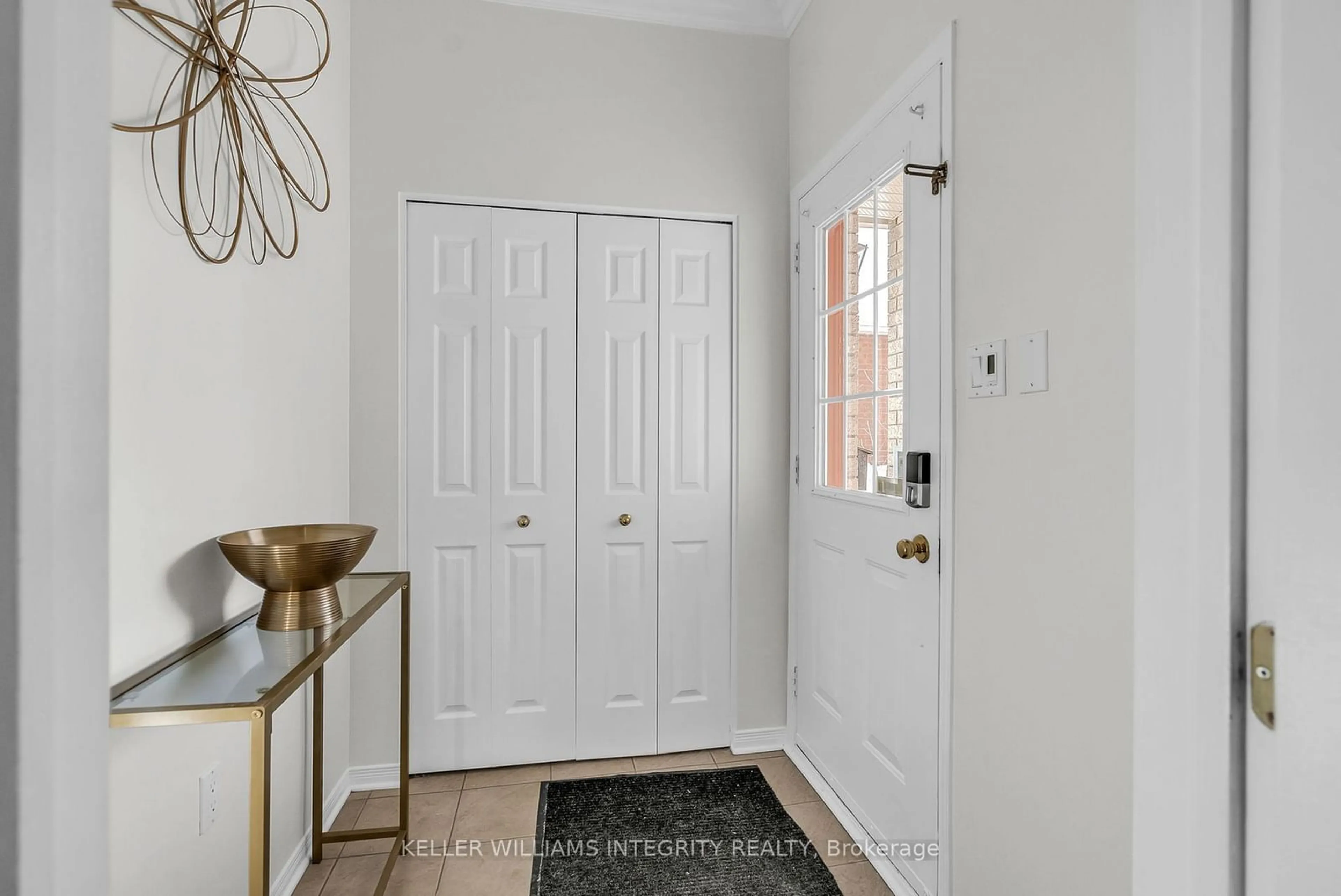 Indoor entryway for 53 Carwood Circ, Manor Park - Cardinal Glen and Area Ontario K1K 4V4