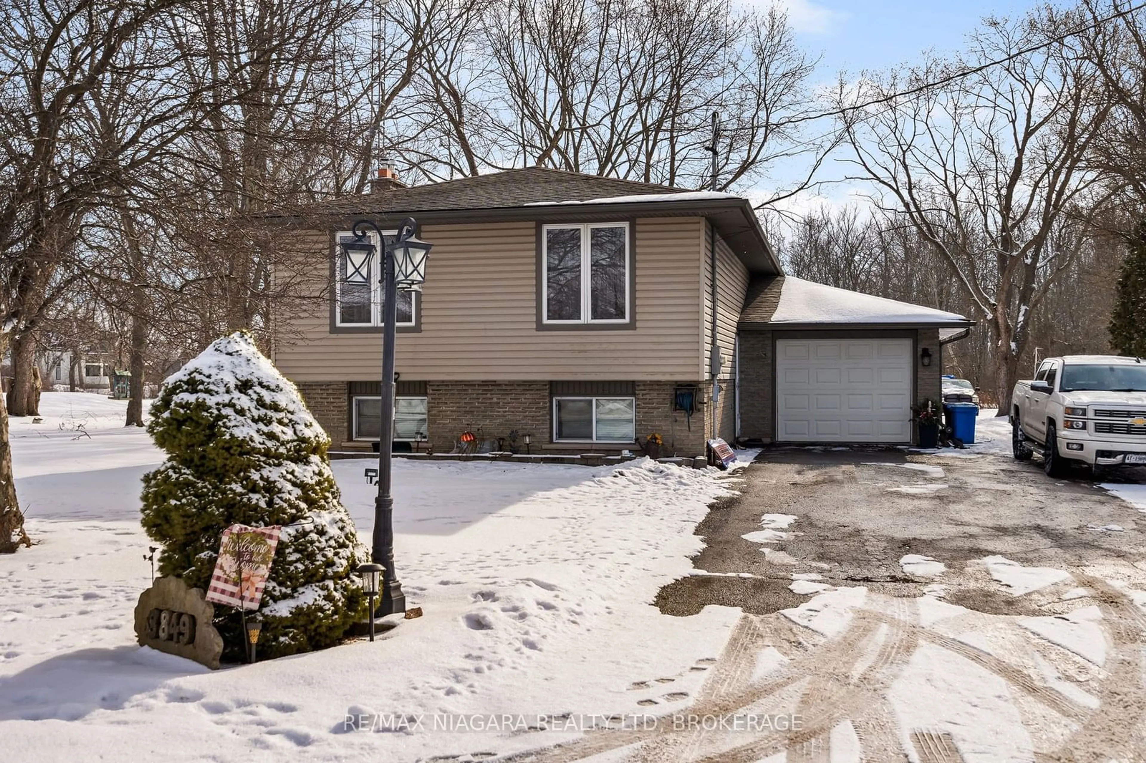 Home with vinyl exterior material, street for 3849 3 High, Port Colborne Ontario L0S 1R0