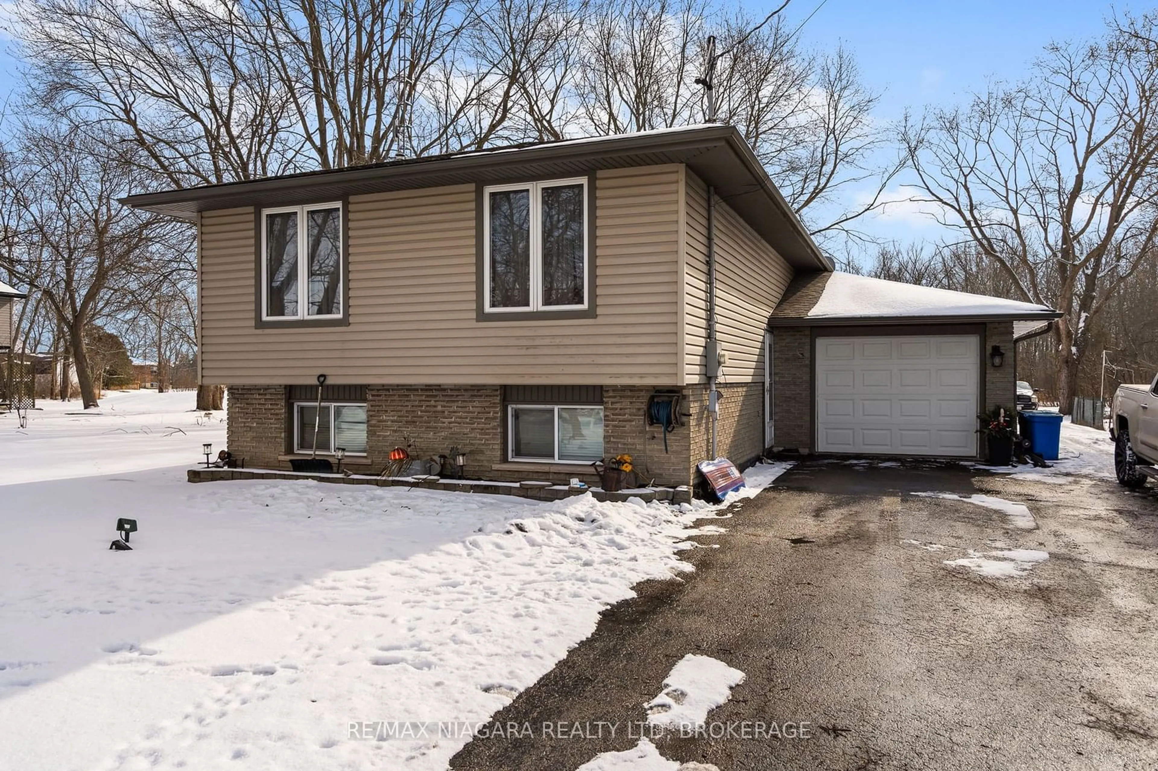 Home with vinyl exterior material, street for 3849 3 High, Port Colborne Ontario L0S 1R0