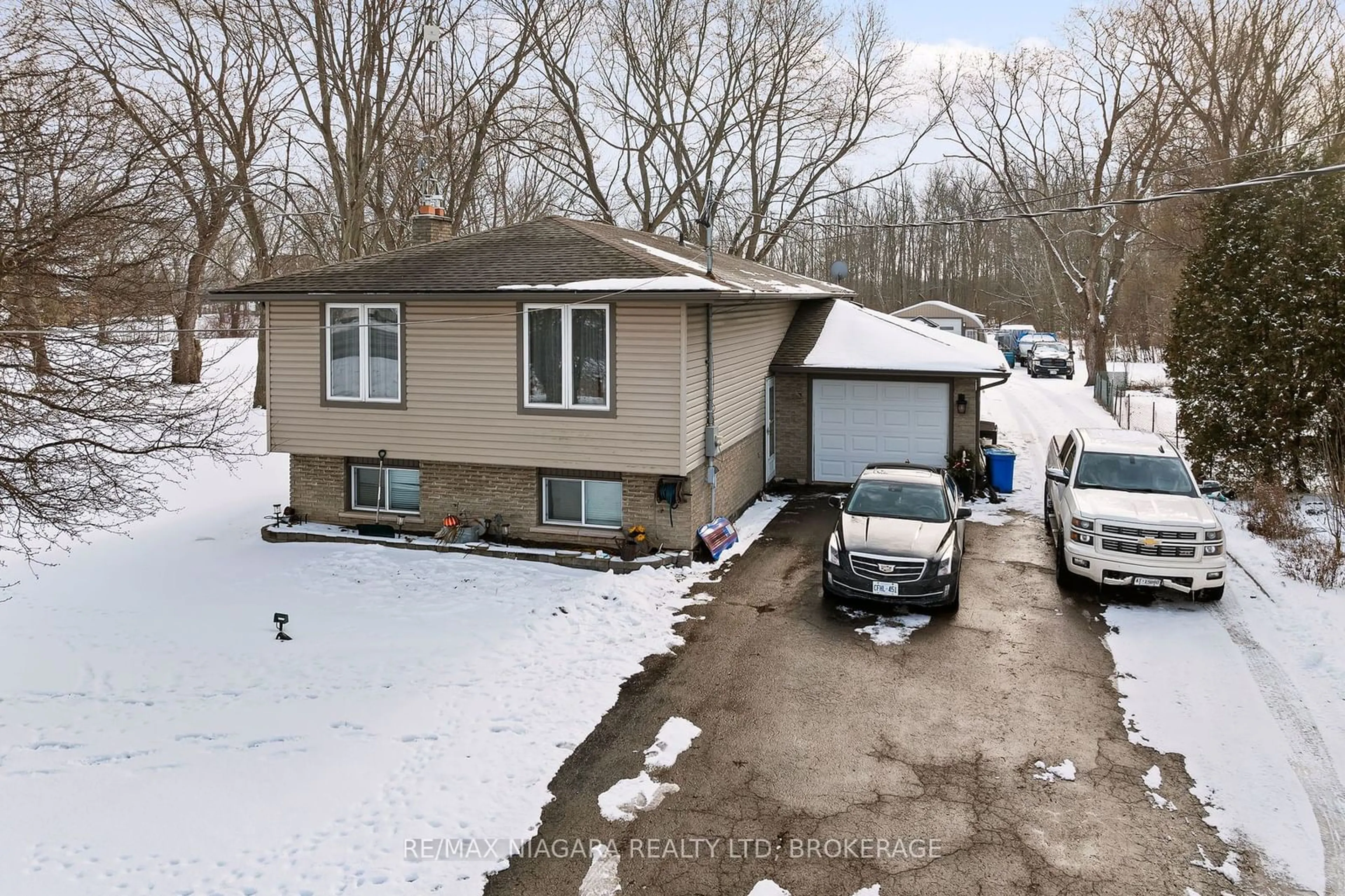 A pic from outside/outdoor area/front of a property/back of a property/a pic from drone, street for 3849 3 High, Port Colborne Ontario L0S 1R0