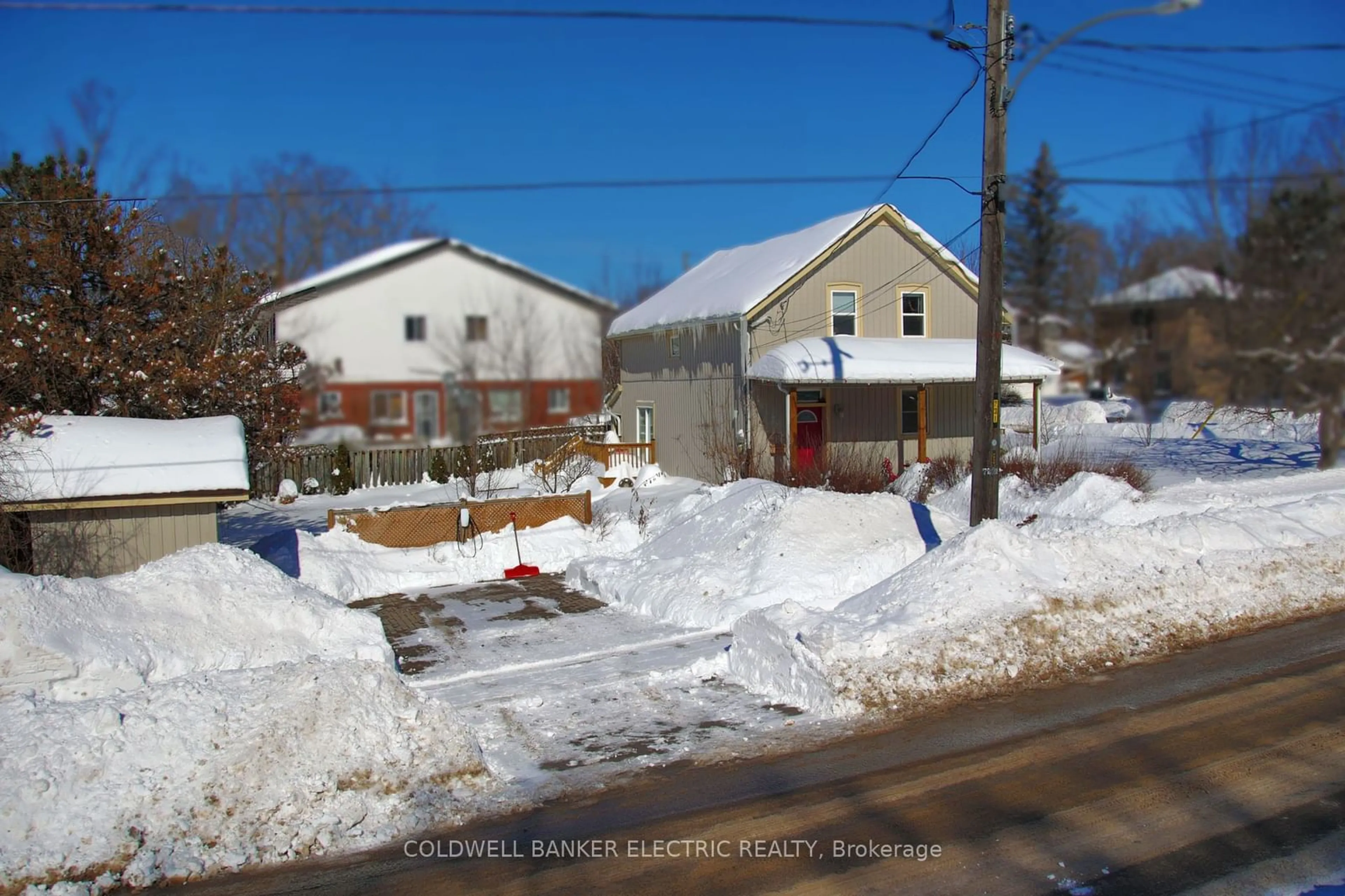 A pic from outside/outdoor area/front of a property/back of a property/a pic from drone, street for 286 Edinburgh St, Peterborough Ontario K9H 3E7