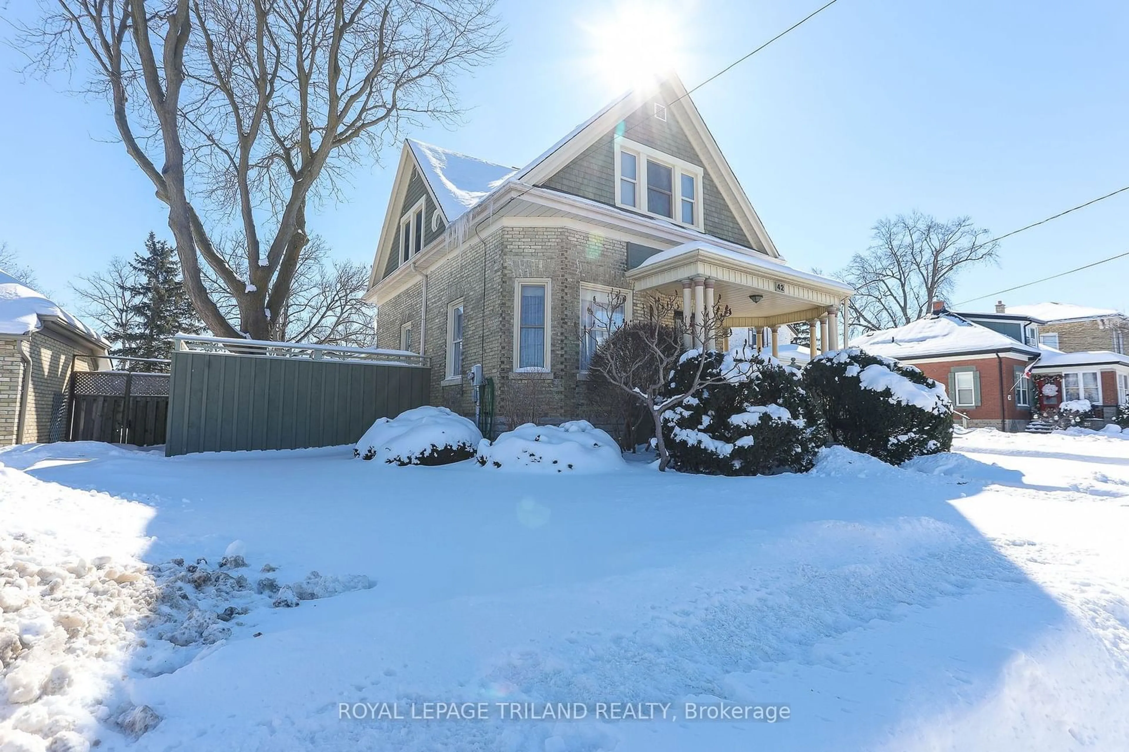 A pic from outside/outdoor area/front of a property/back of a property/a pic from drone, street for 42 Metcalfe St, Strathroy-Caradoc Ontario N7G 1P1