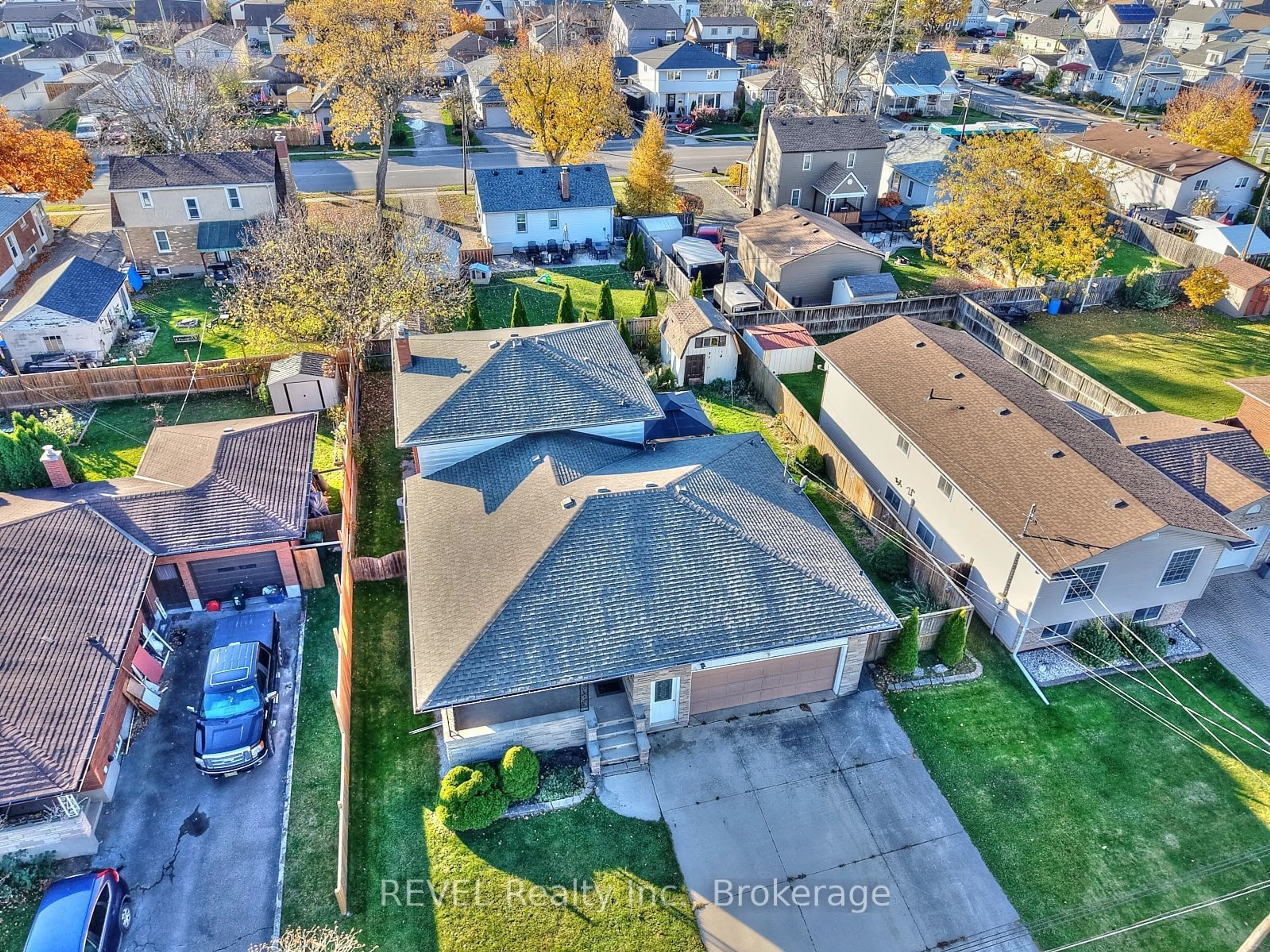 A pic from outside/outdoor area/front of a property/back of a property/a pic from drone, street for 170 Iva St, Welland Ontario L3B 1W6