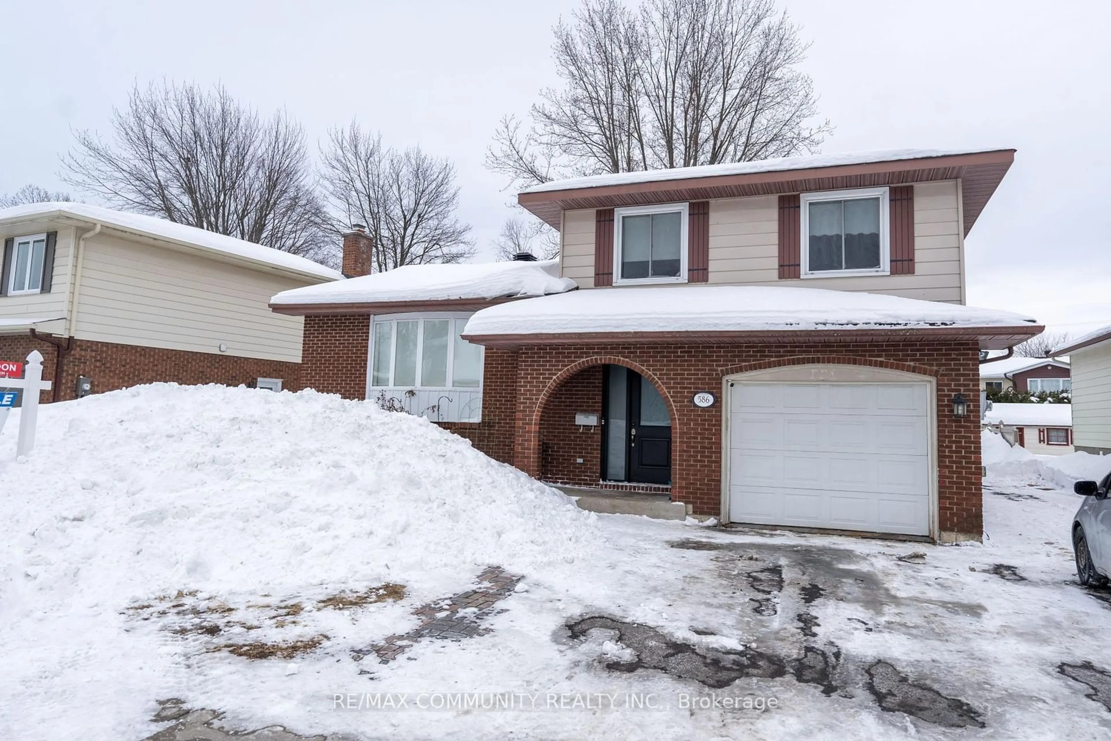 Home with brick exterior material, street for 586 Lynwood Dr, Cornwall Ontario K6H 5X5