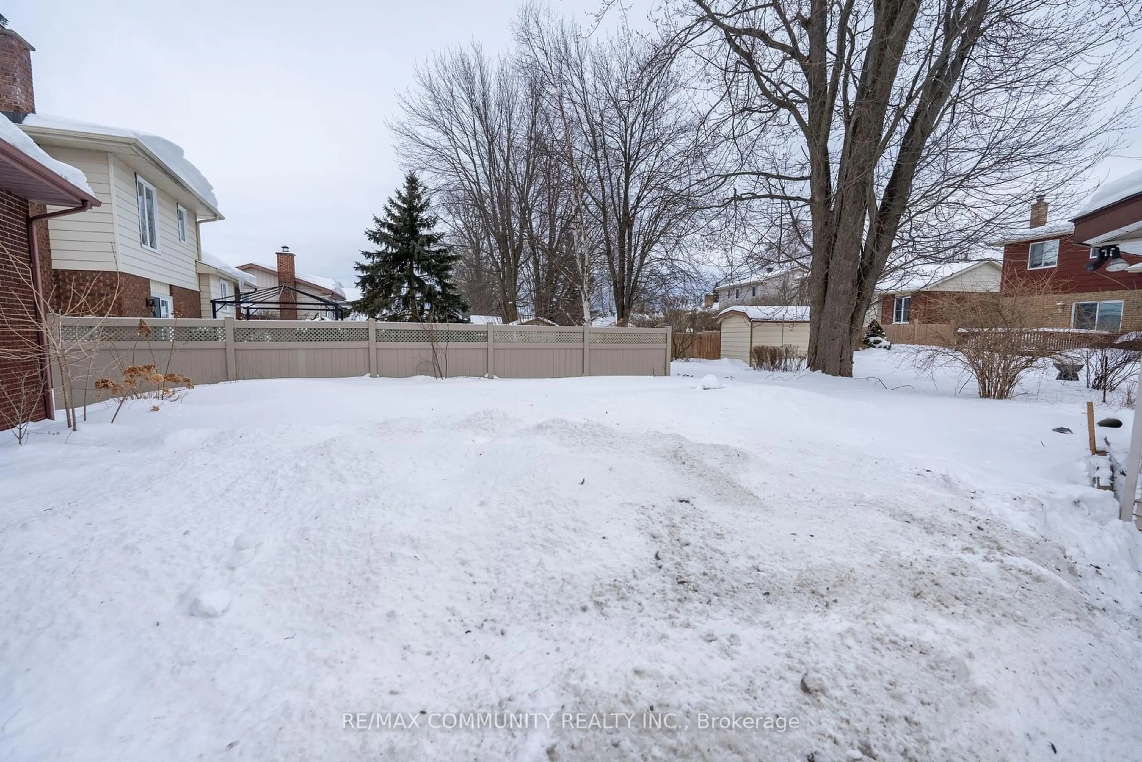 A pic from outside/outdoor area/front of a property/back of a property/a pic from drone, street for 586 Lynwood Dr, Cornwall Ontario K6H 5X5