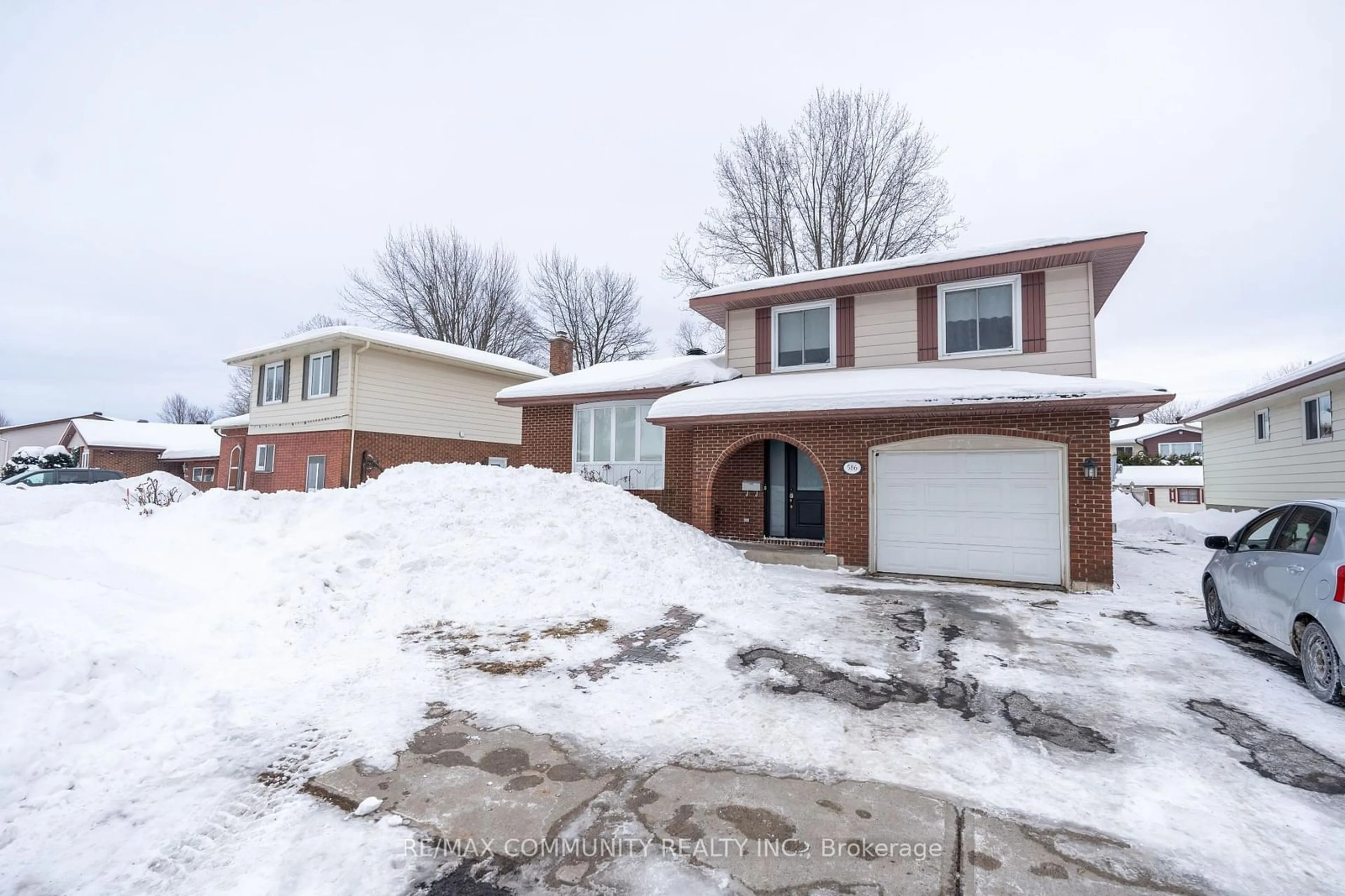 Home with brick exterior material, street for 586 Lynwood Dr, Cornwall Ontario K6H 5X5