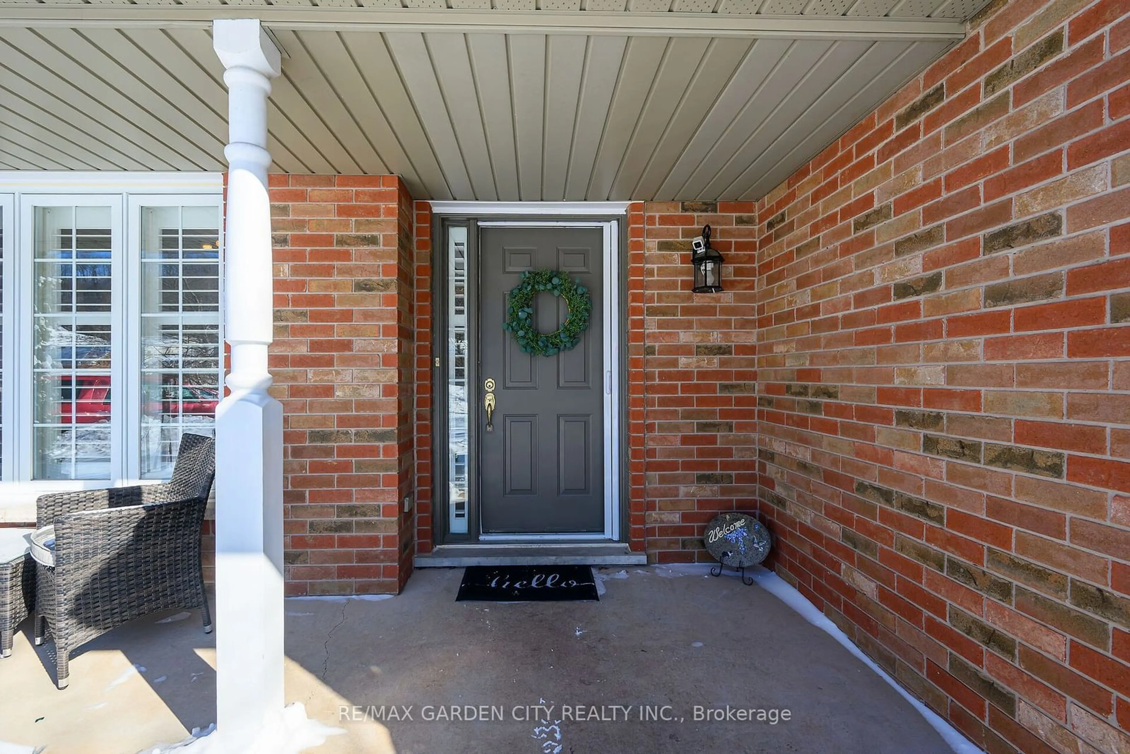 Indoor entryway for 94 COLONIAL Cres, Grimsby Ontario L3M 5H4