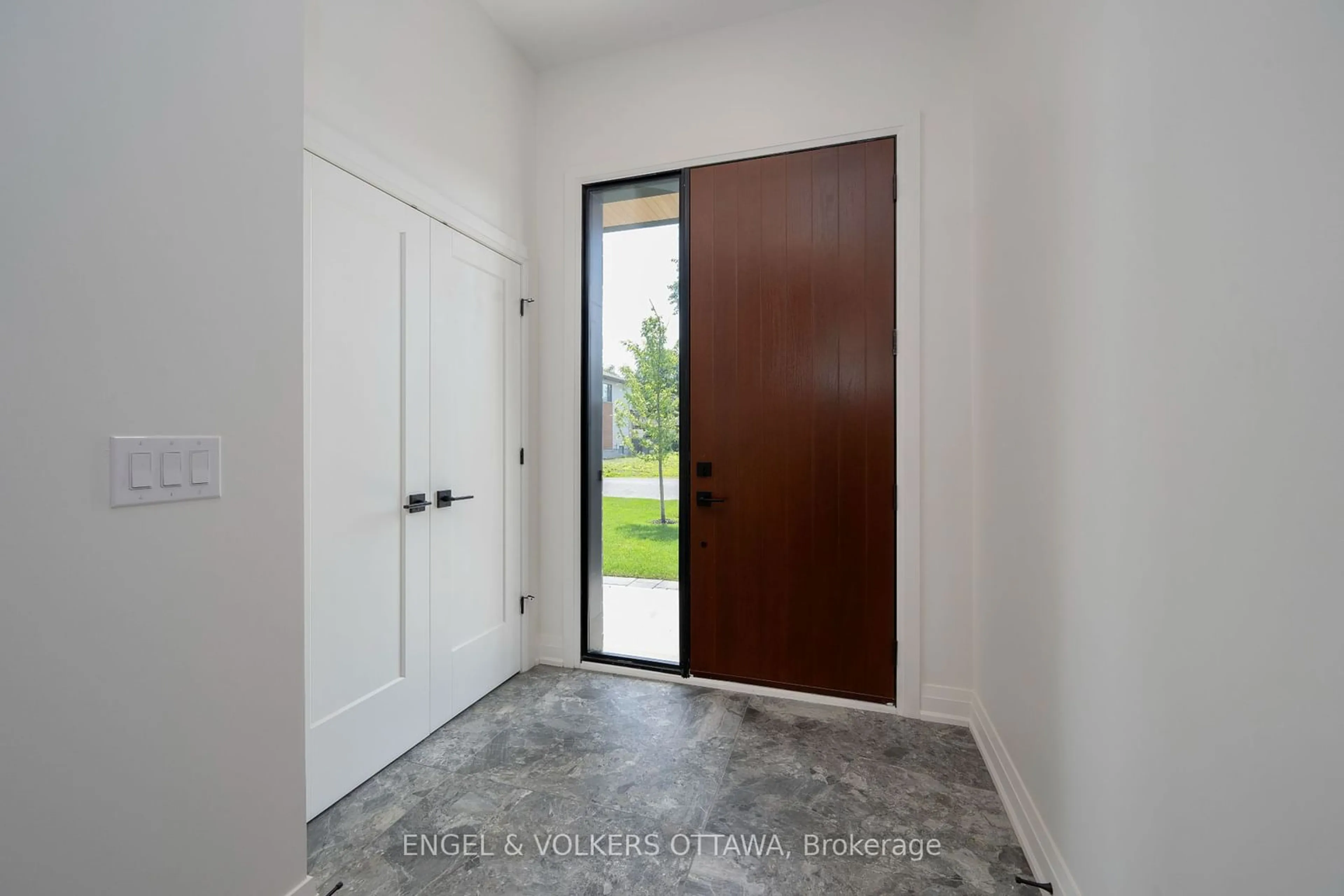 Indoor entryway for 75 GRANTON Ave #A, Meadowlands - Crestview and Area Ontario K2G 1W9