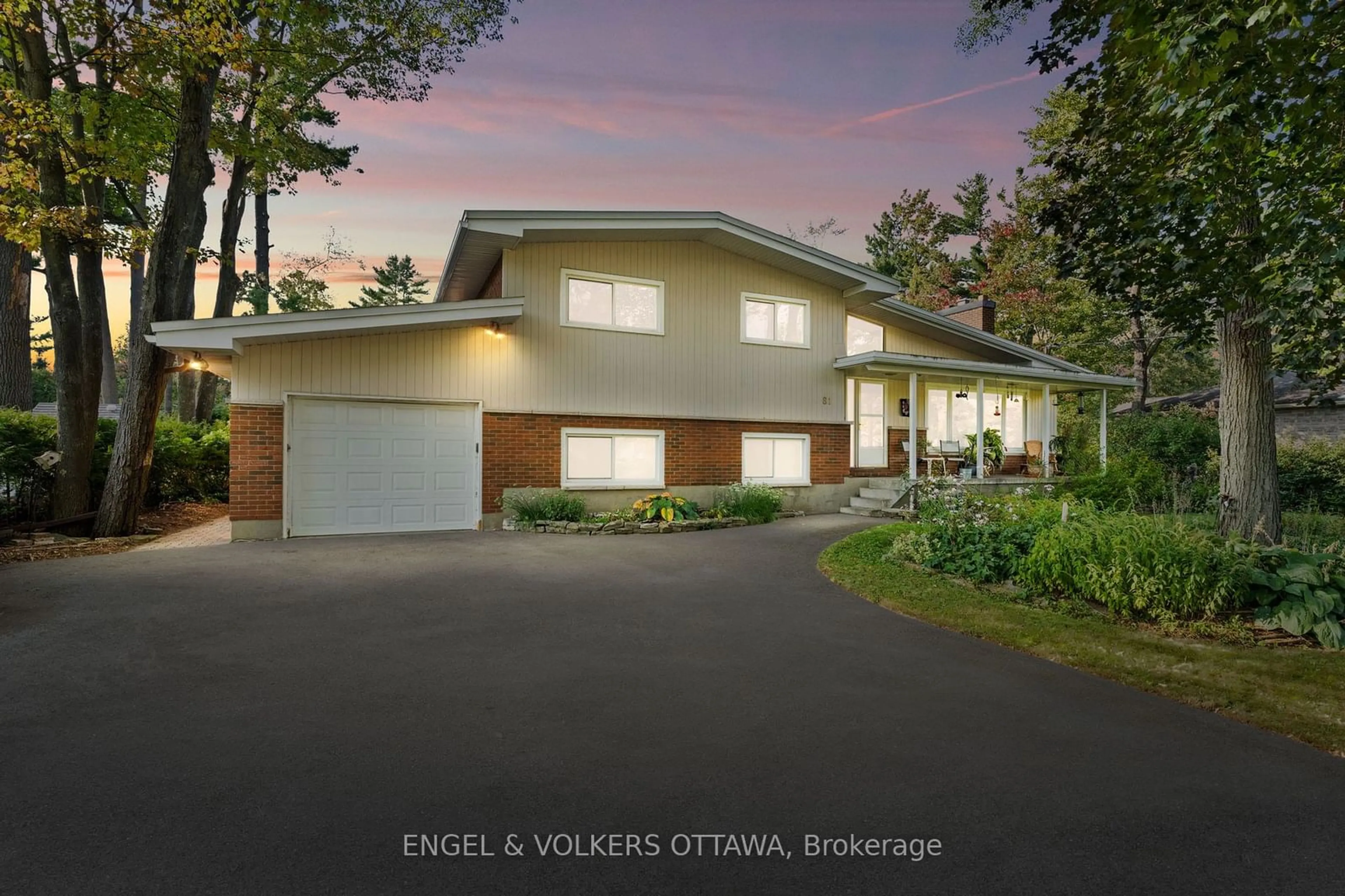 Home with vinyl exterior material, water/lake/river/ocean view for 81 Grenfell Cres, Tanglewood - Grenfell Glen - Pineglen Ontario K2G 0G5