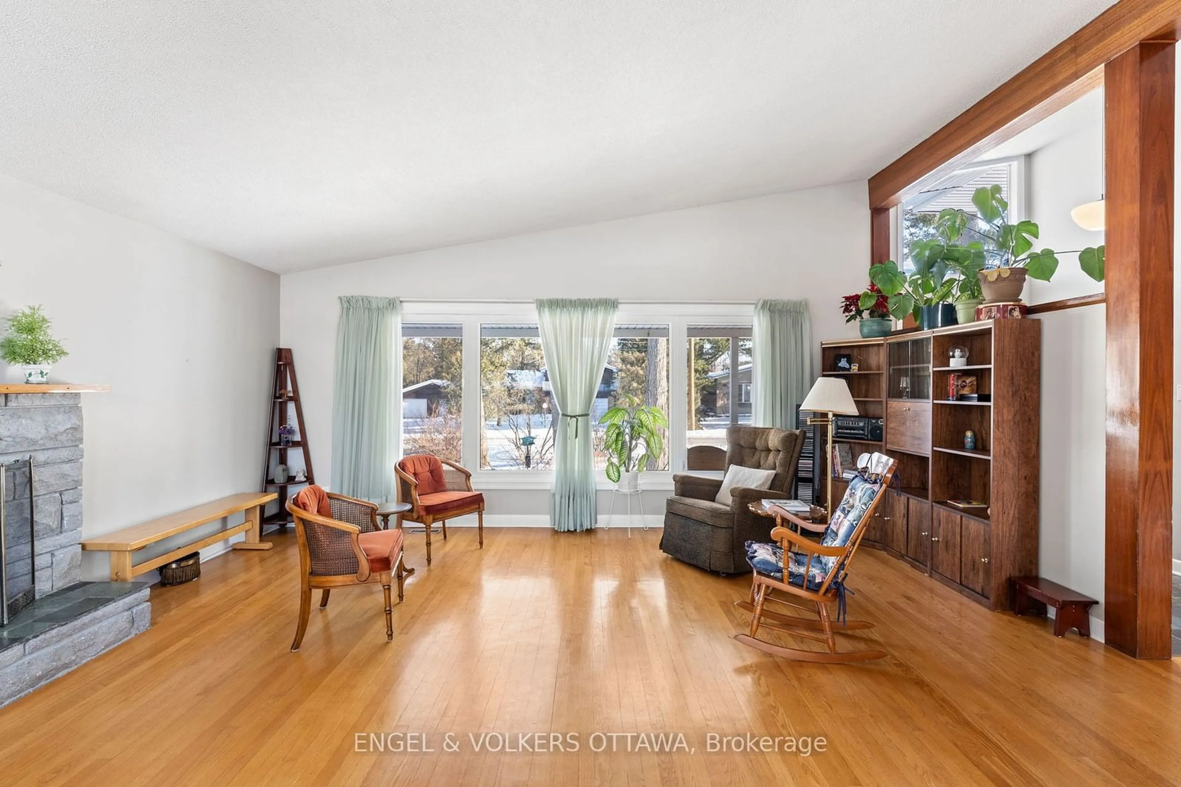 Living room with furniture, unknown for 81 Grenfell Cres, Tanglewood - Grenfell Glen - Pineglen Ontario K2G 0G5