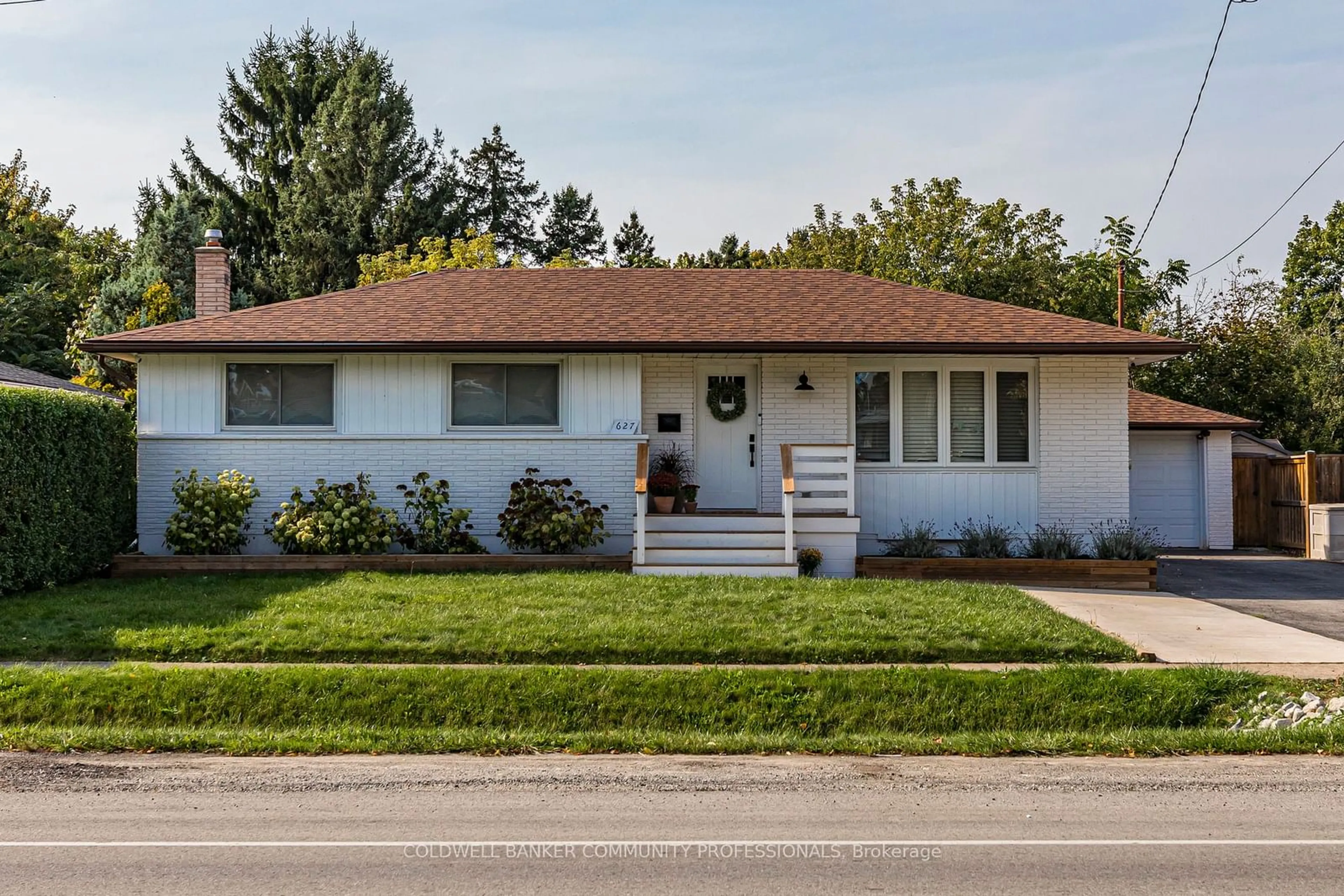 Home with vinyl exterior material, street for 627 Niagara St, St. Catharines Ontario L2M 3P9