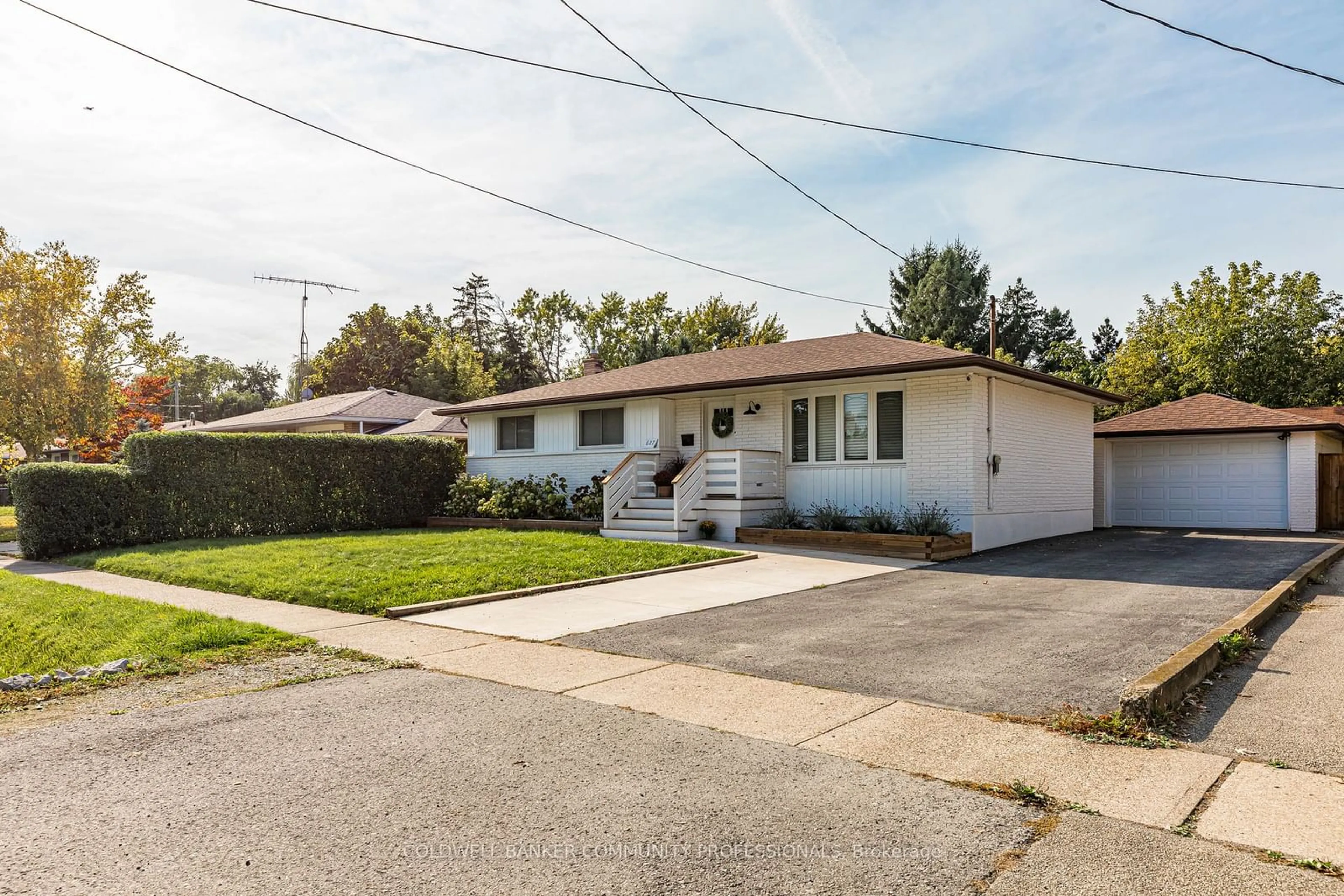 Home with vinyl exterior material, street for 627 Niagara St, St. Catharines Ontario L2M 3P9