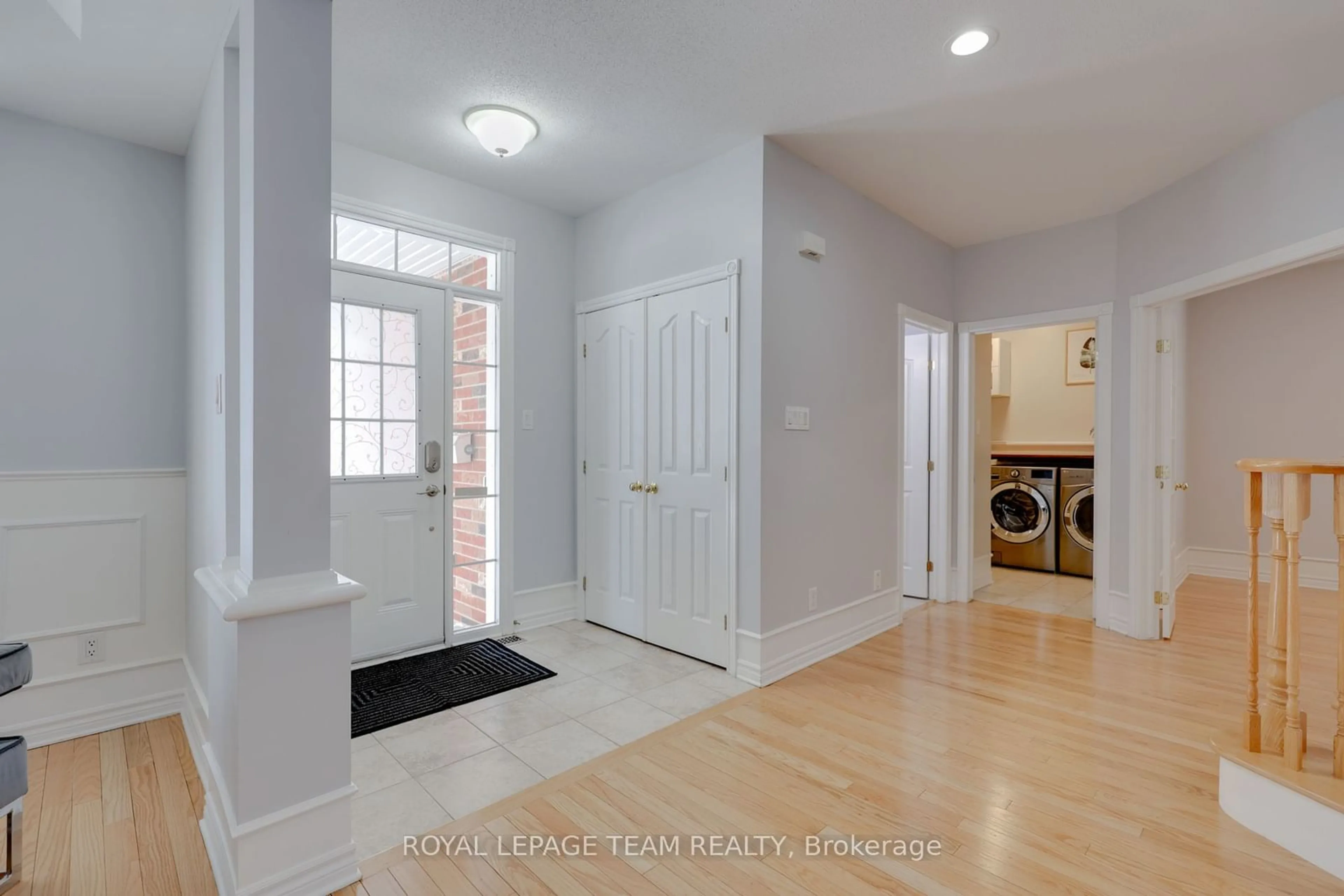 Indoor entryway for 10 MANNING Crt, Kanata Ontario K2K 3N3