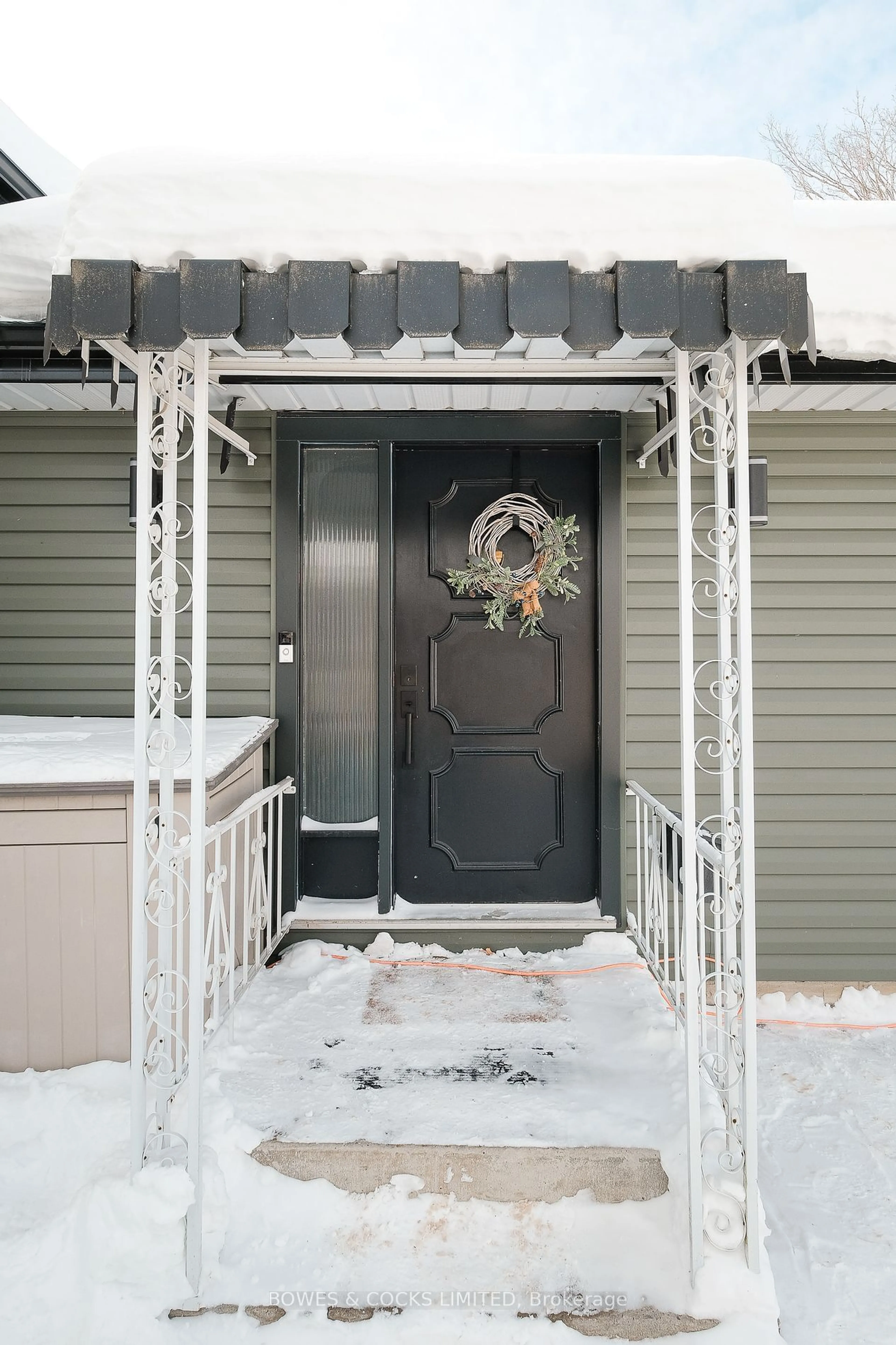 Indoor entryway for 1673 Redwood Dr, Peterborough Ontario K9K 1M2