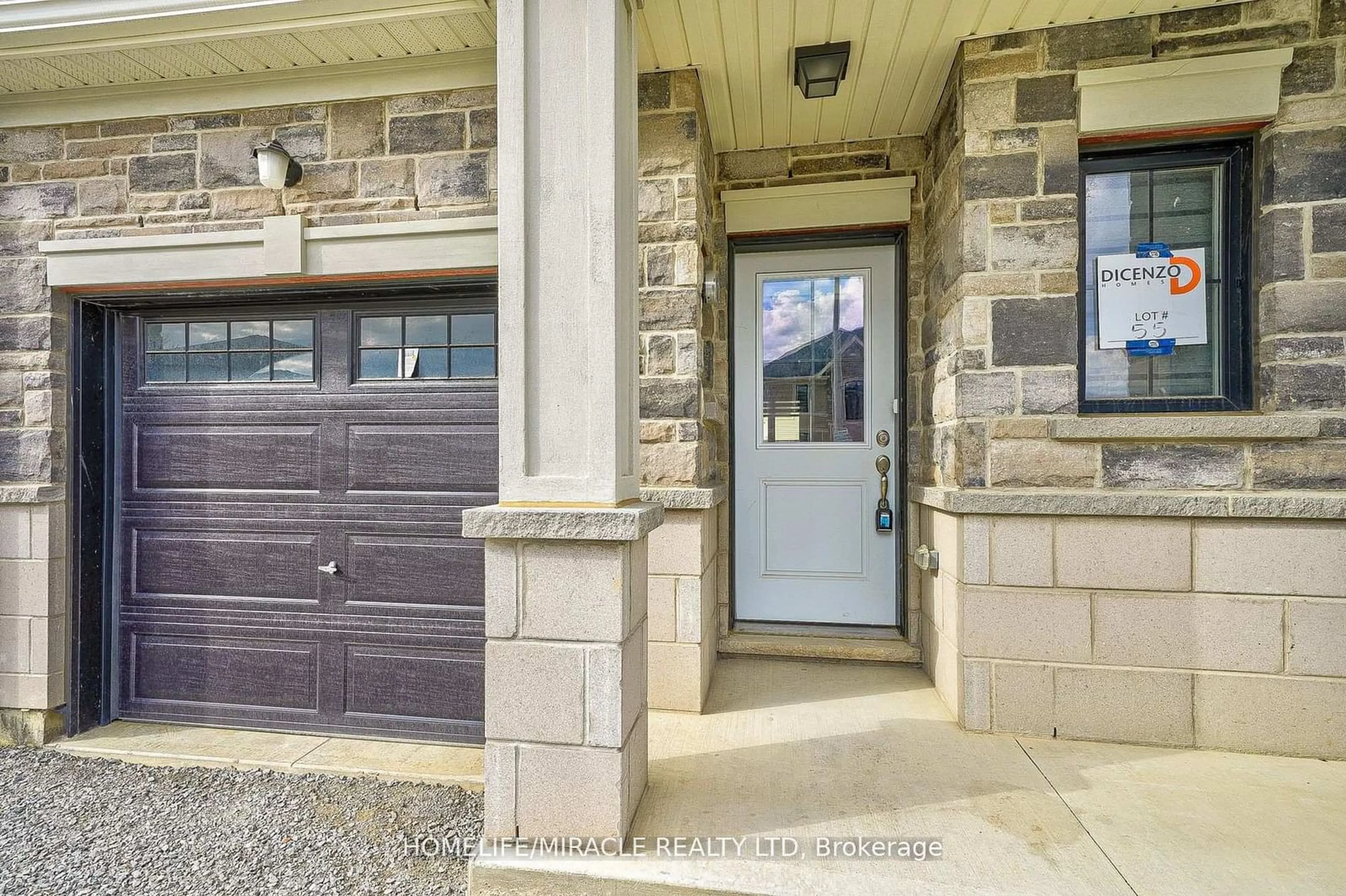 Indoor entryway for 7 Genoa Dr, Hamilton Ontario L9B 0K1