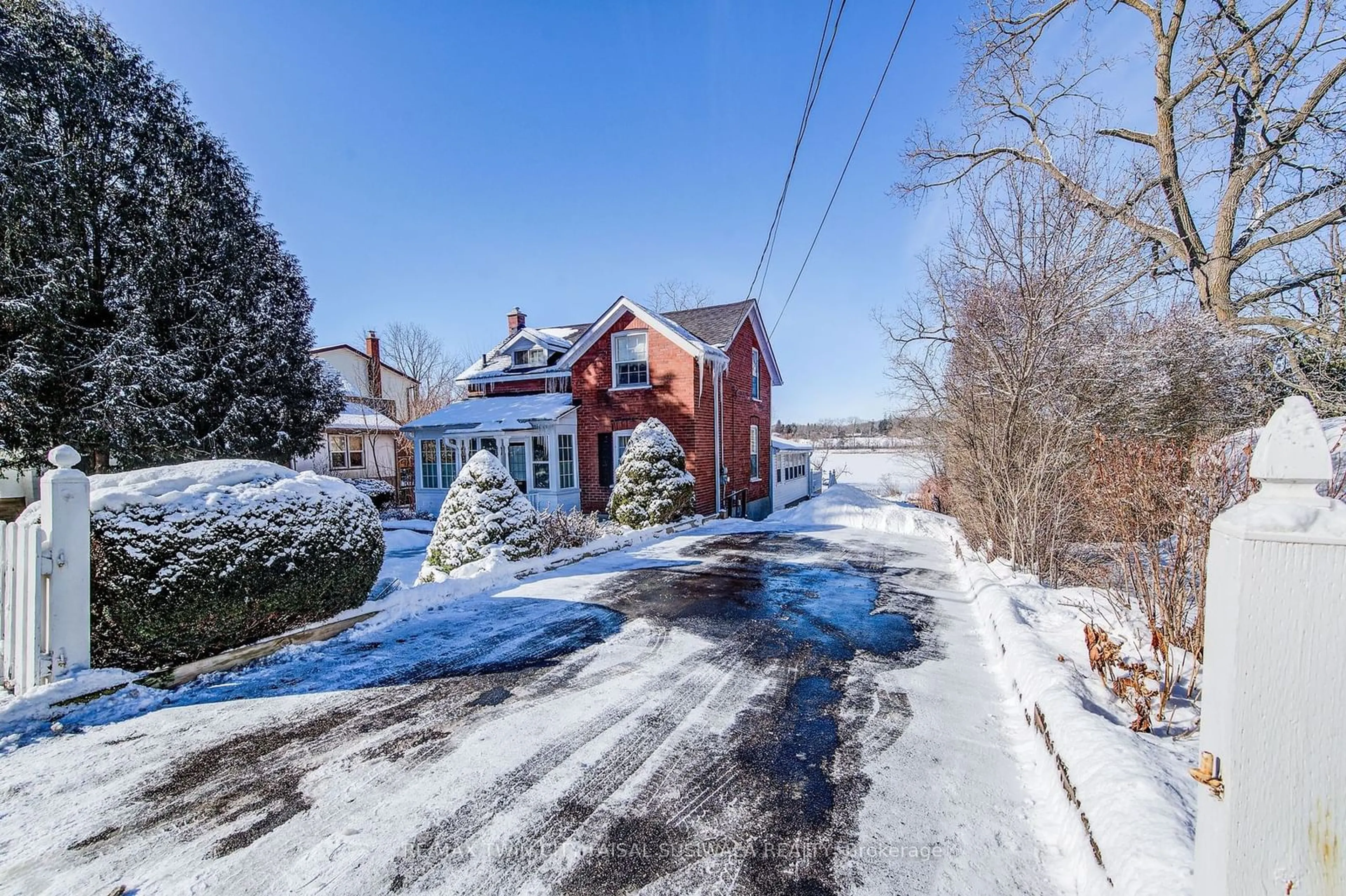 A pic from outside/outdoor area/front of a property/back of a property/a pic from drone, street for 179 Queen St, Cambridge Ontario N3C 2B3