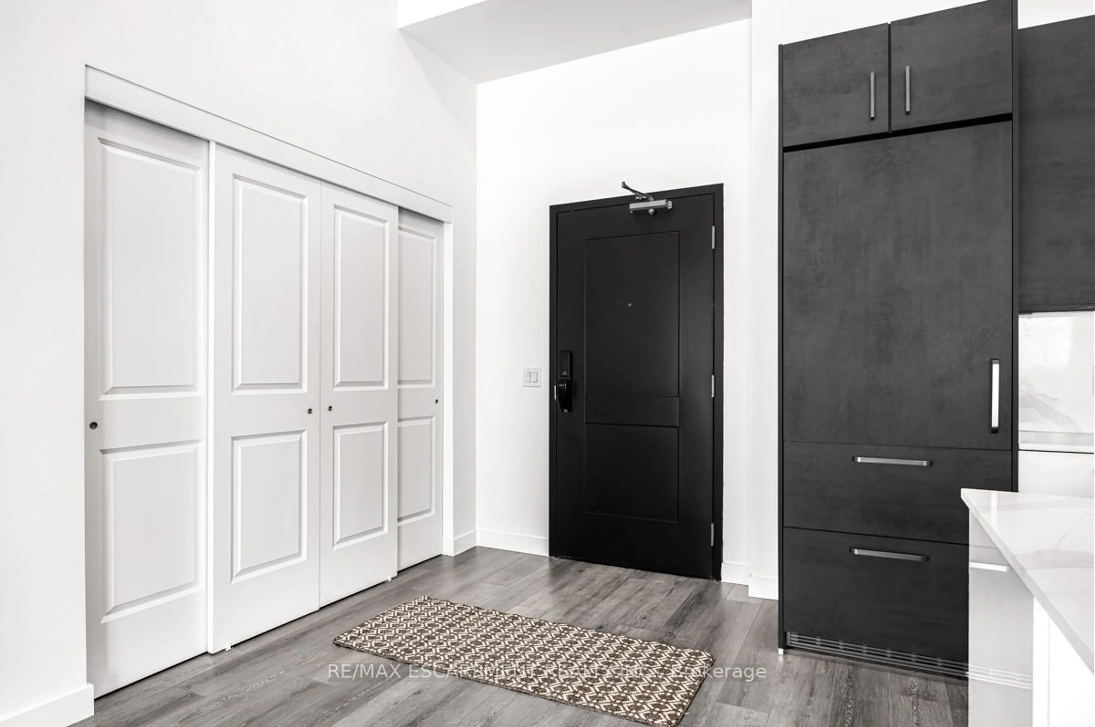 Indoor entryway for 7549A Kalar Rd #407, Niagara Falls Ontario L2H 3W6