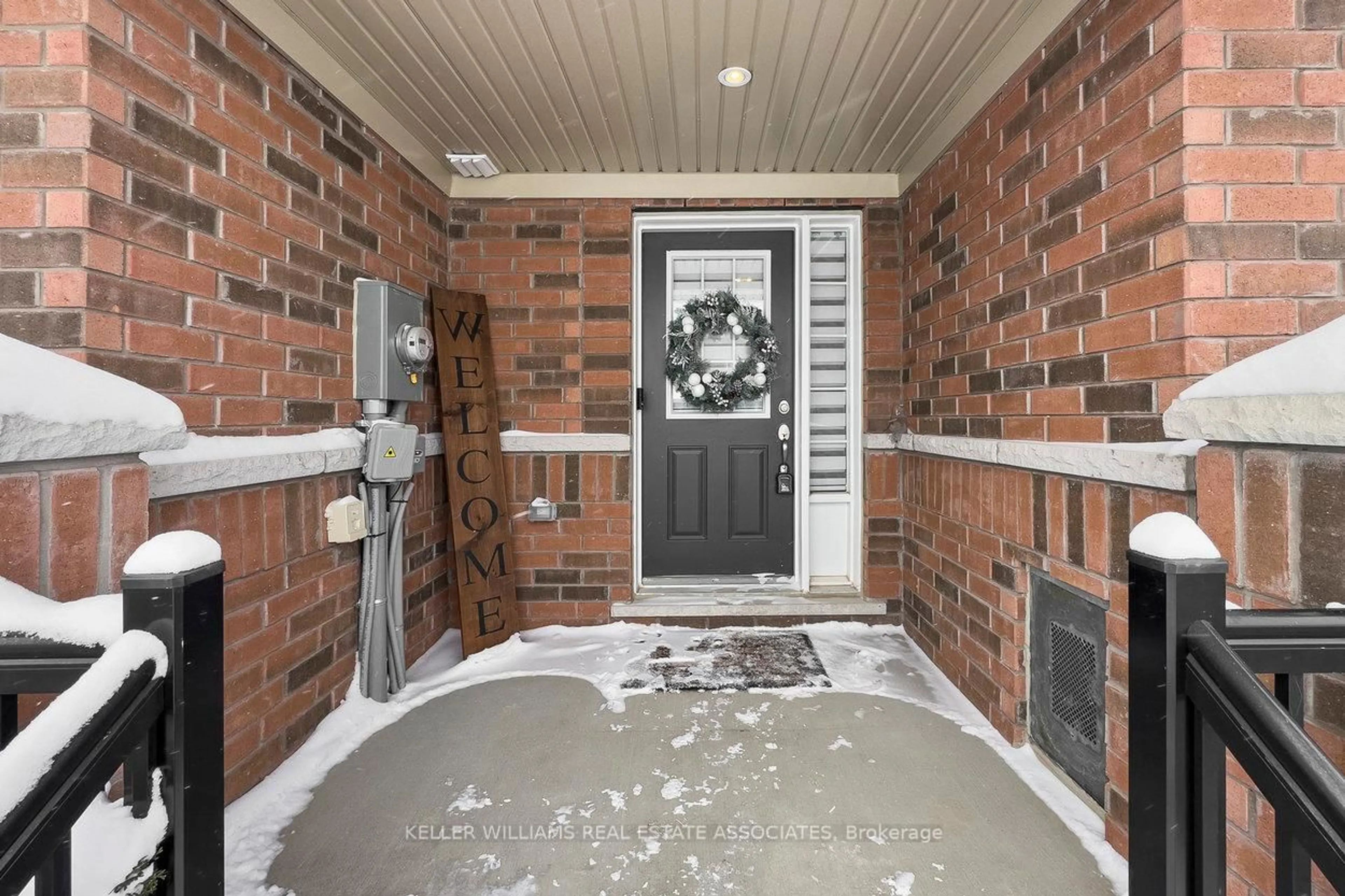 Indoor entryway for 140 Clark St, Shelburne Ontario L9V 3W9