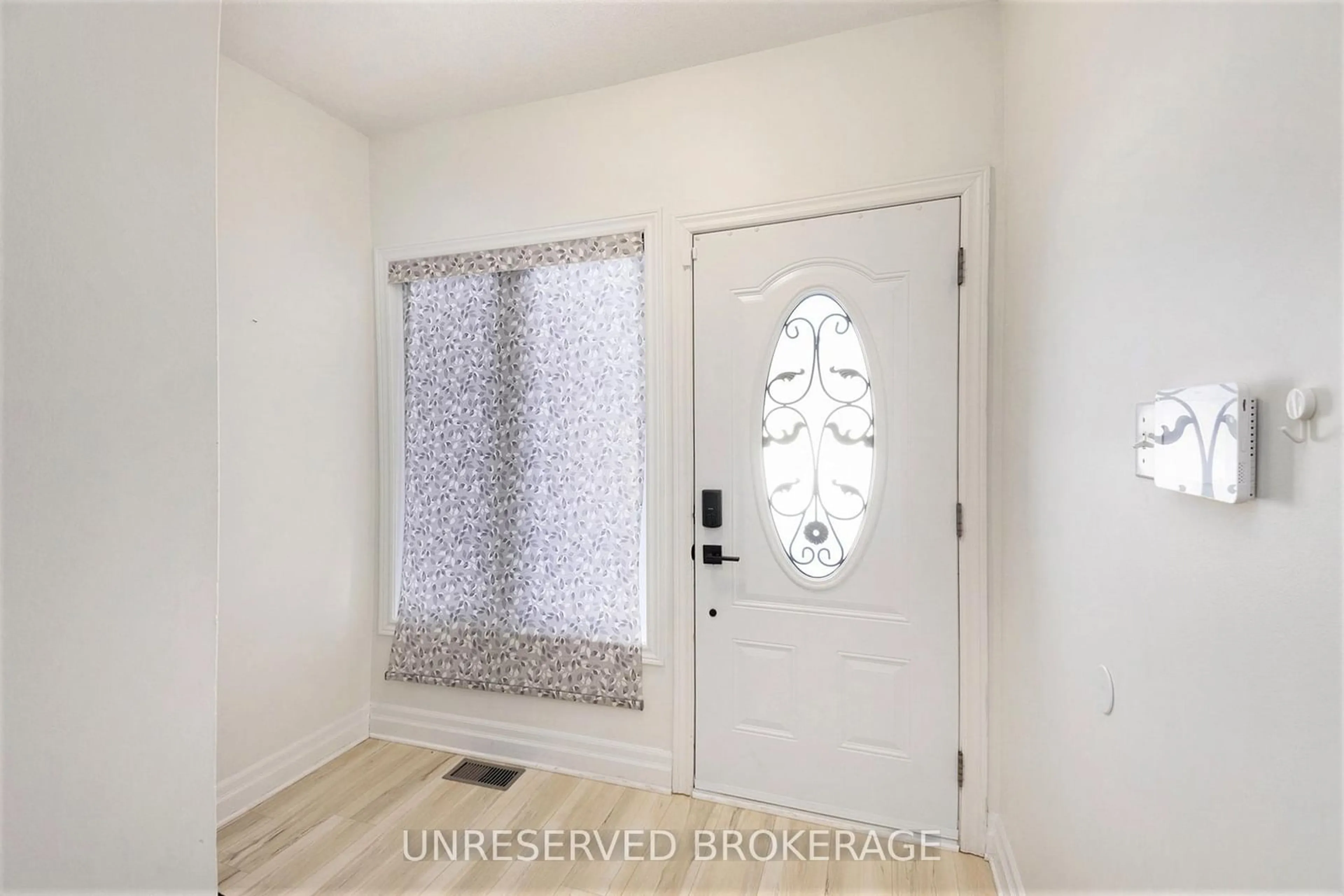 Indoor entryway for 66 Scarlet Crt, Hunt Club - South Keys and Area Ontario K1T 3R6