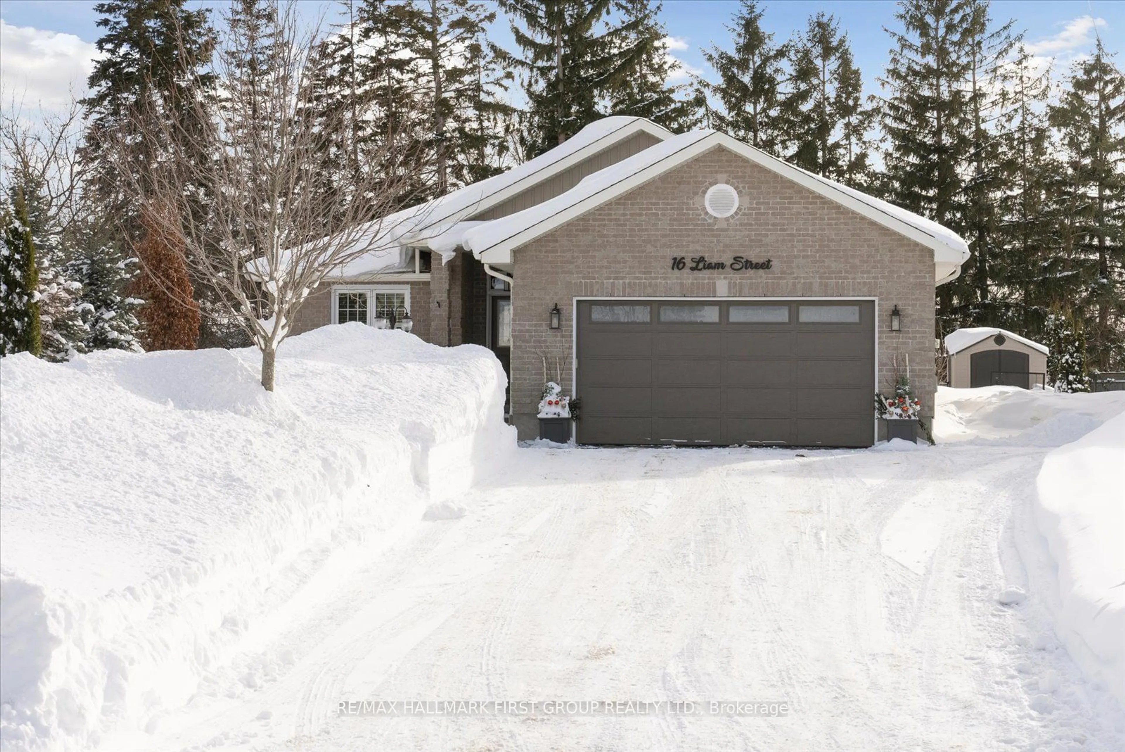 Indoor garage for 16 Liam St, Kawartha Lakes Ontario K9V 0J3