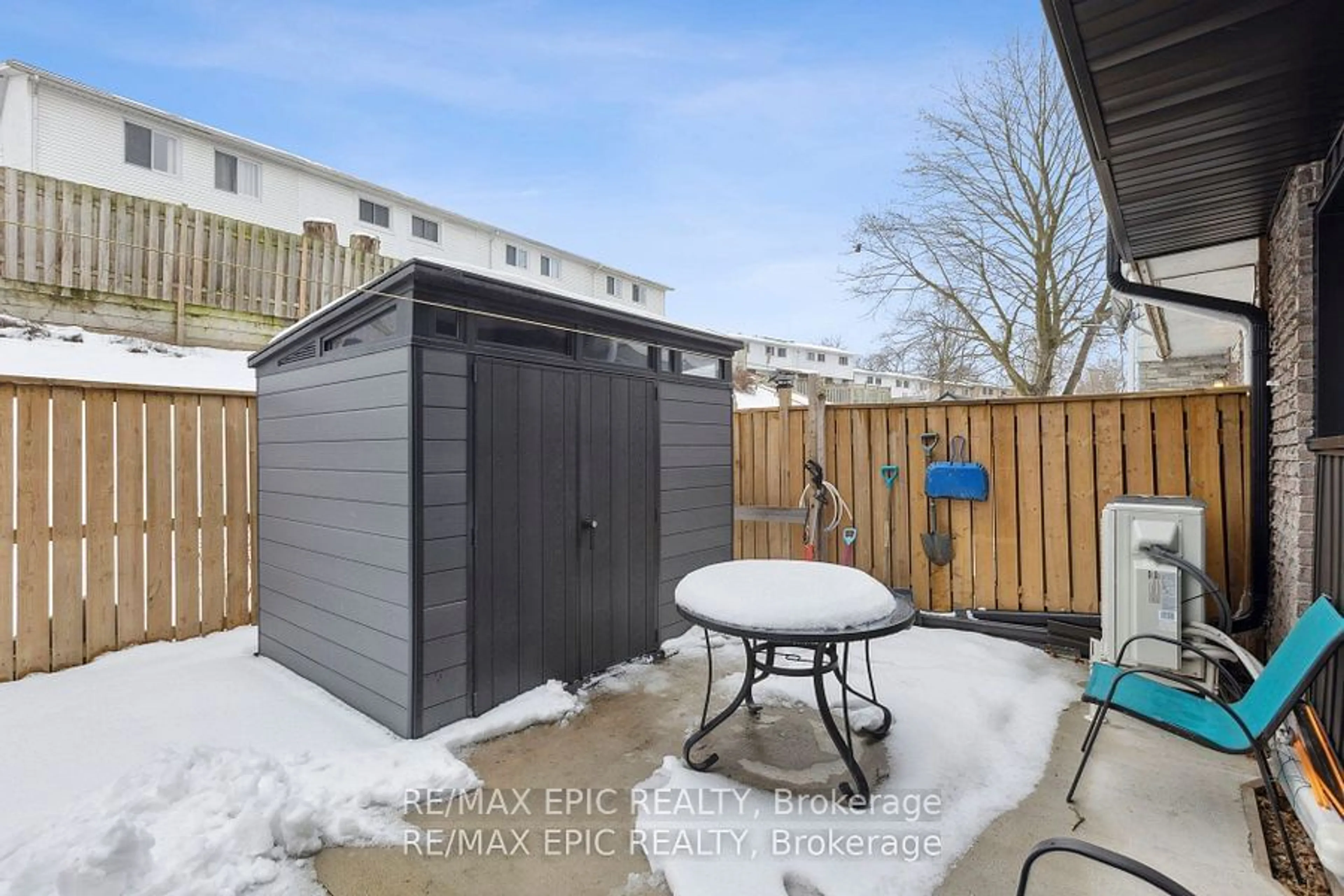 Patio, street for 499 Parkview Cres, Cambridge Ontario N3H 4Y3