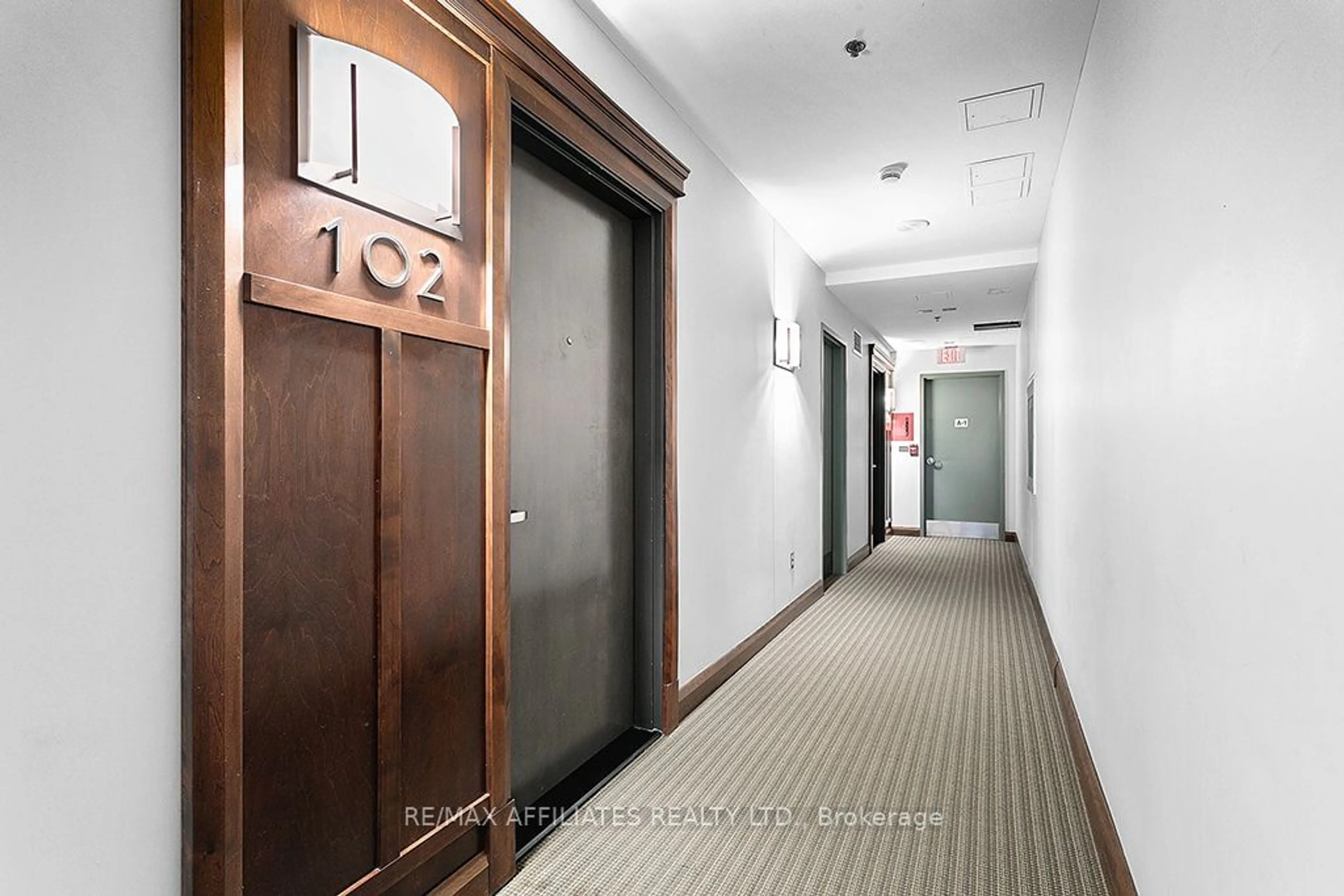 Indoor foyer for 238 Besserer St #102, Lower Town - Sandy Hill Ontario K1N 6B1