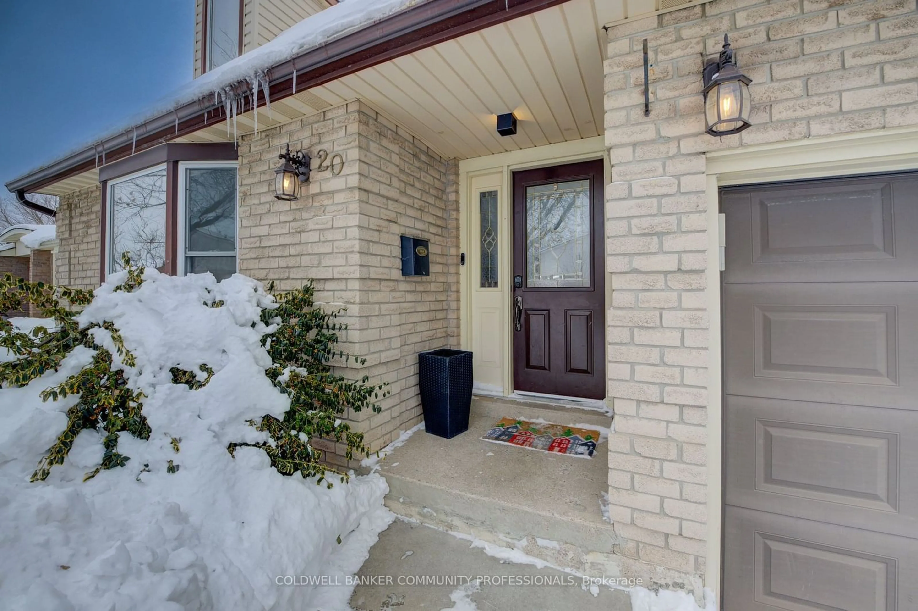 Indoor entryway for 20 Ventura Dr, Hamilton Ontario L8J 1W7