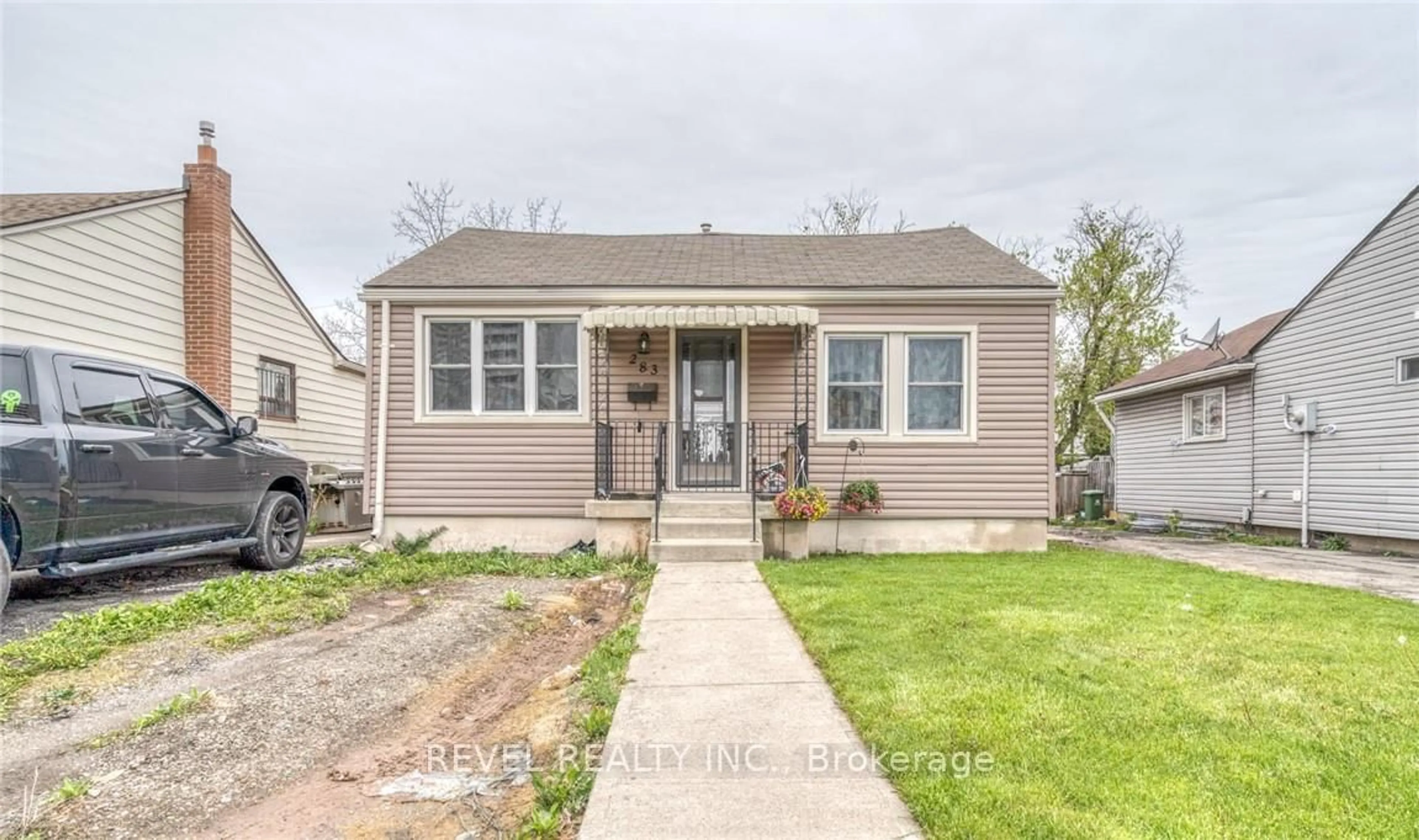 Home with vinyl exterior material, street for 283 Parkdale Ave, Hamilton Ontario L8H 5X6