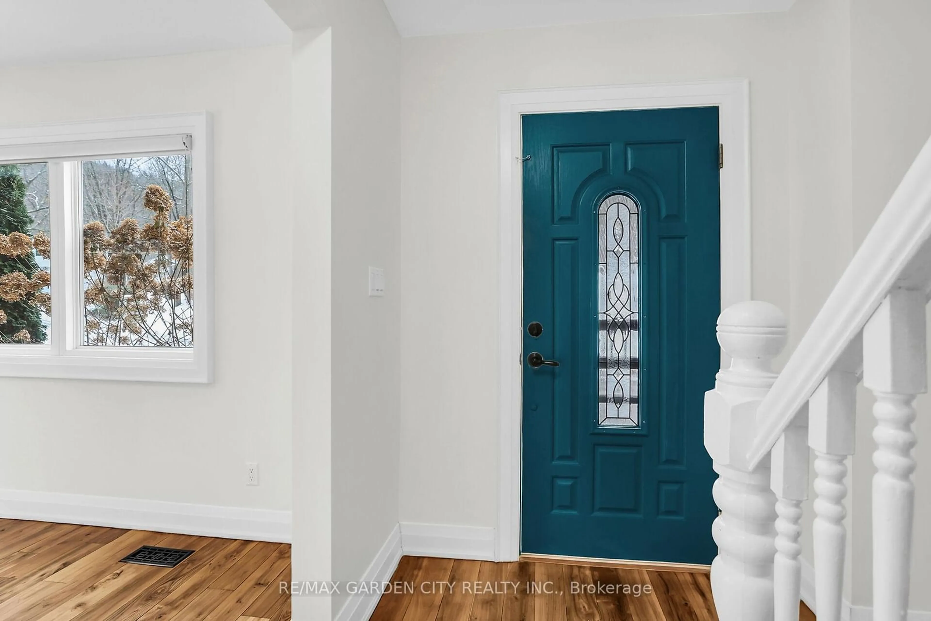 Indoor entryway for 115 Gibson St, Grimsby Ontario L3M 1G8