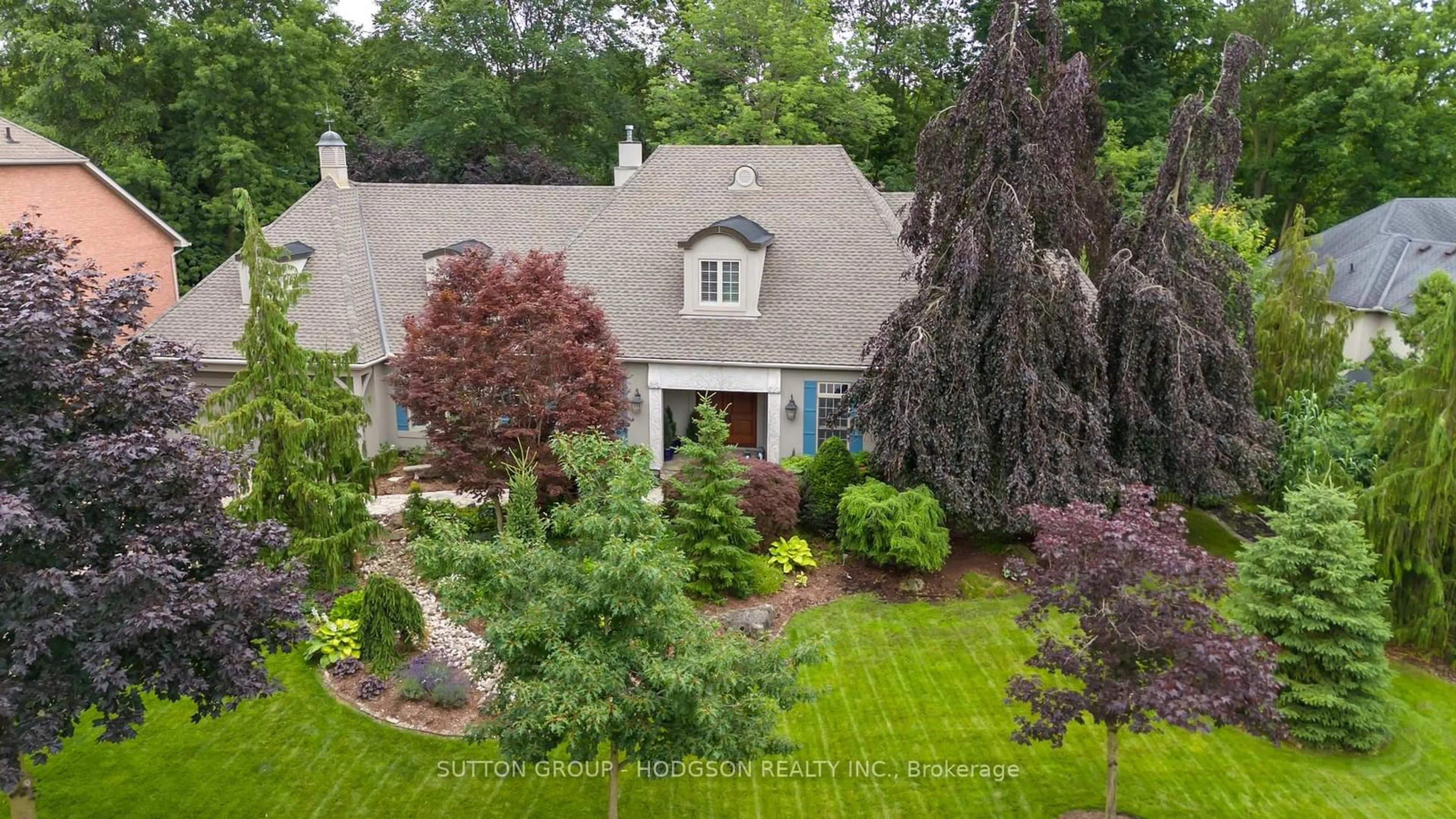 A pic from outside/outdoor area/front of a property/back of a property/a pic from drone, street for 95 Fitzwilliam Blvd, London Ontario N6H 5H4